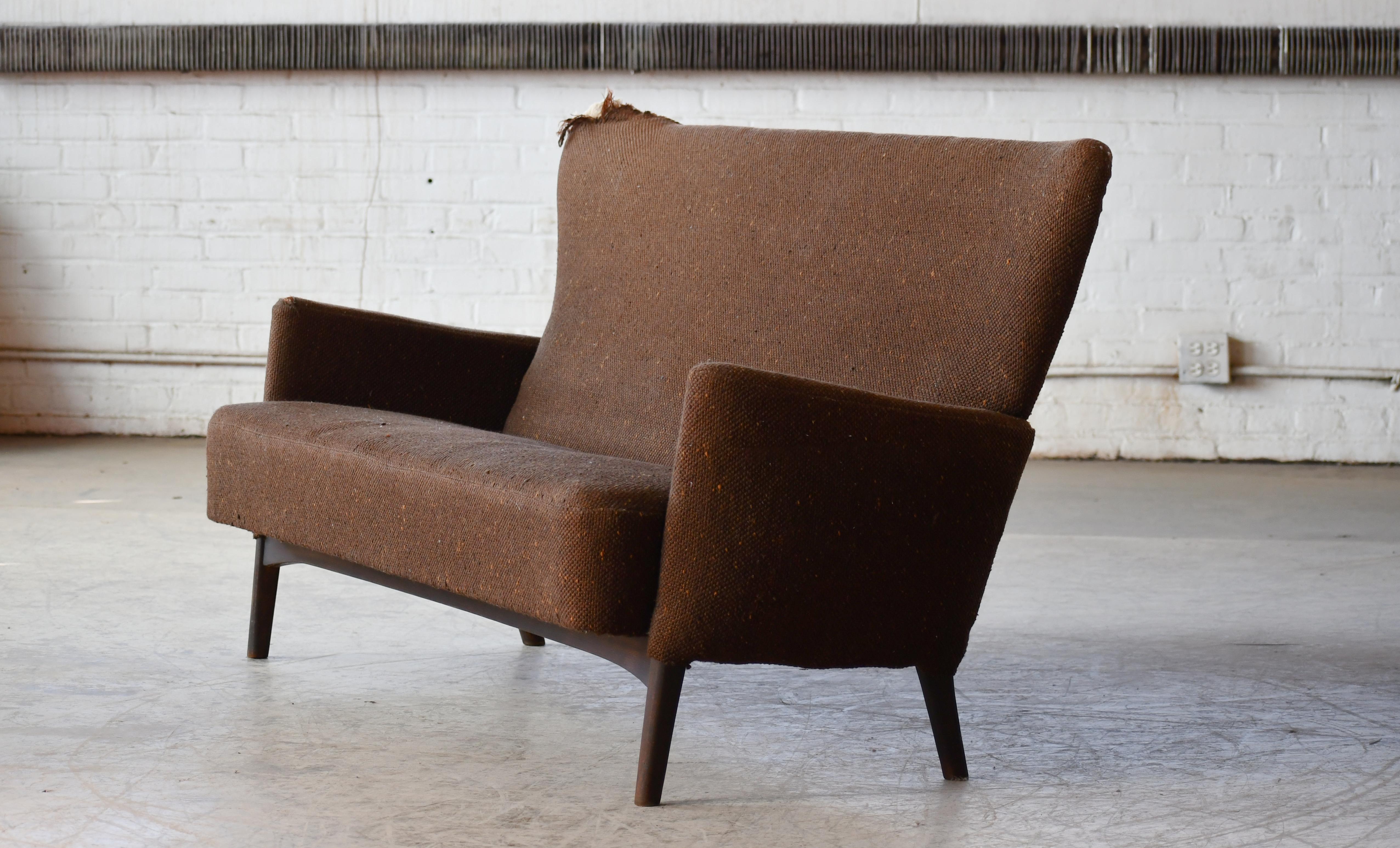 Sehr charmantes und sehr elegantes kleines Sofa, hergestellt in Dänemark um Mitte der 1950er Jahre von Fritz Hansen. Es ist ähnlich, aber ein bisschen geradliniger und moderner als sein bekanntes Modell 8112. Solide und robust mit Spiralfedern im
