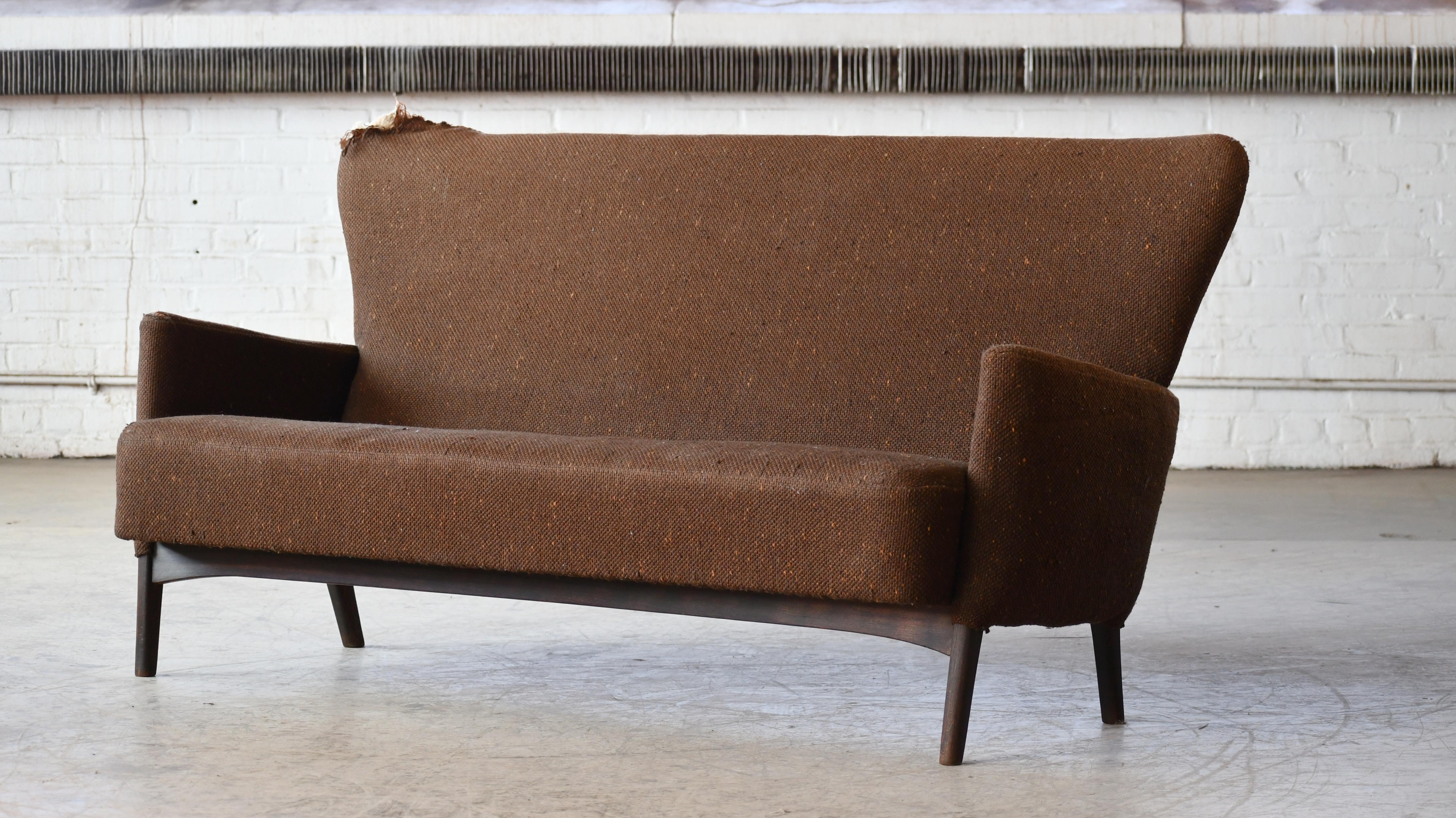 Dänische Couch aus der Mitte der 1950er Jahre in Buche und Wolle von Fritz Hansen im Zustand „Gut“ im Angebot in Bridgeport, CT