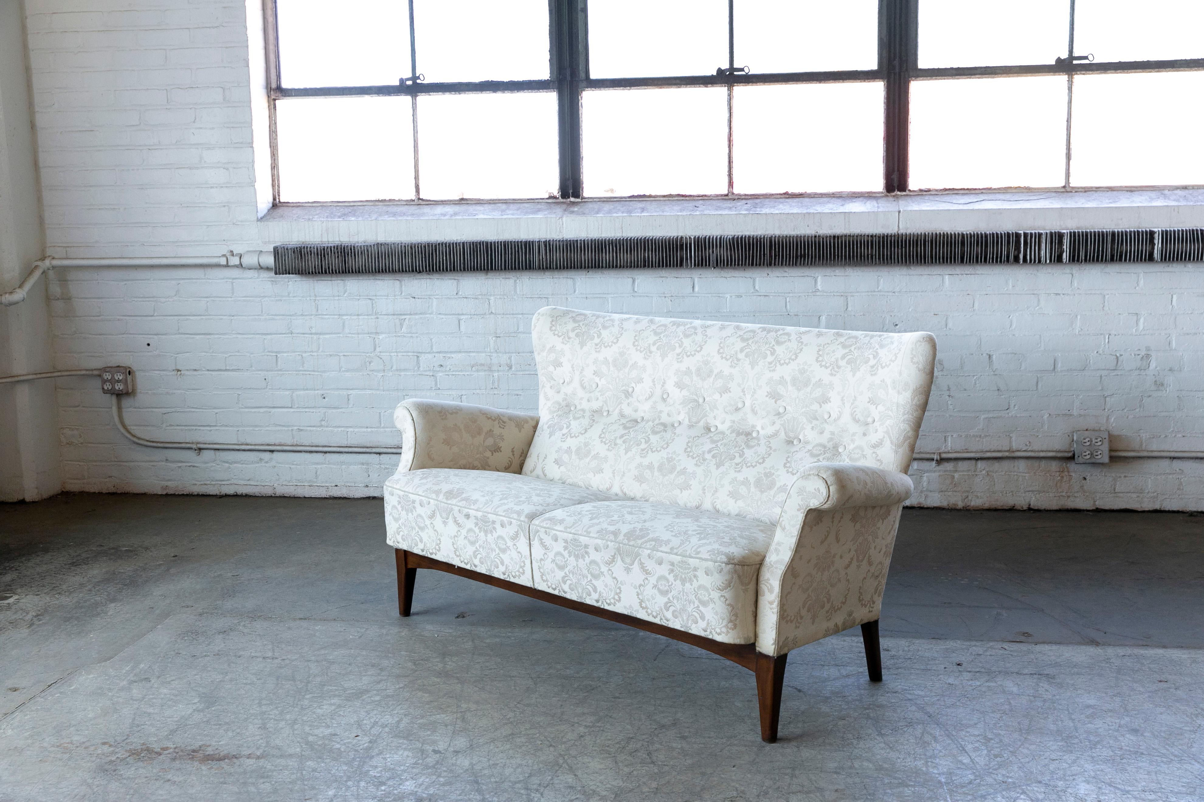  Dänische Couch aus der Mitte der 1950er Jahre in Buche und Wolle Fritz Hansen Modell 8112 im Zustand „Gut“ im Angebot in Bridgeport, CT
