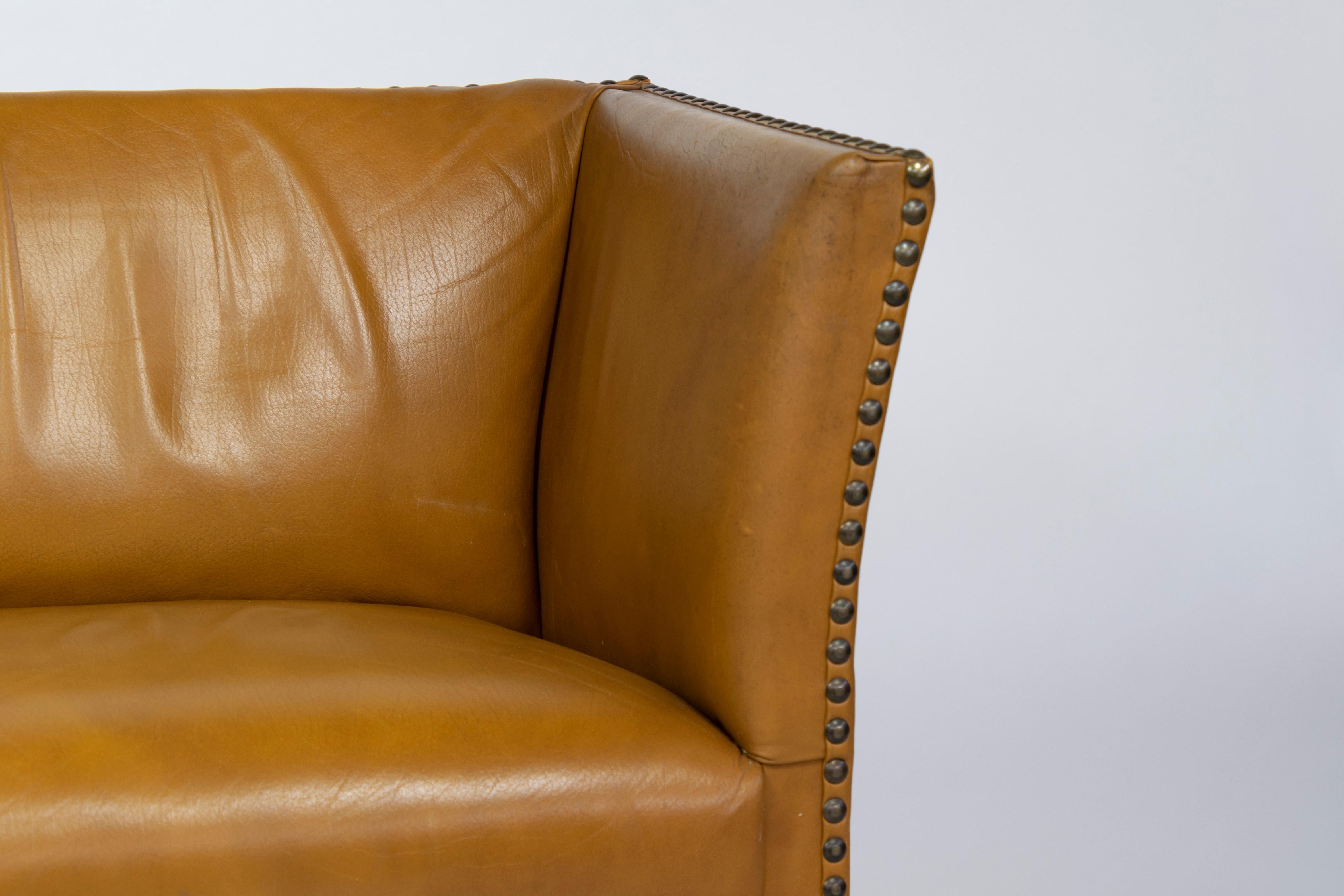 Danish Settee in Caramel Nappa, Brass Nailed Upholstery, Made in Denmark in 1940 In Good Condition In Enschede, Overijssel