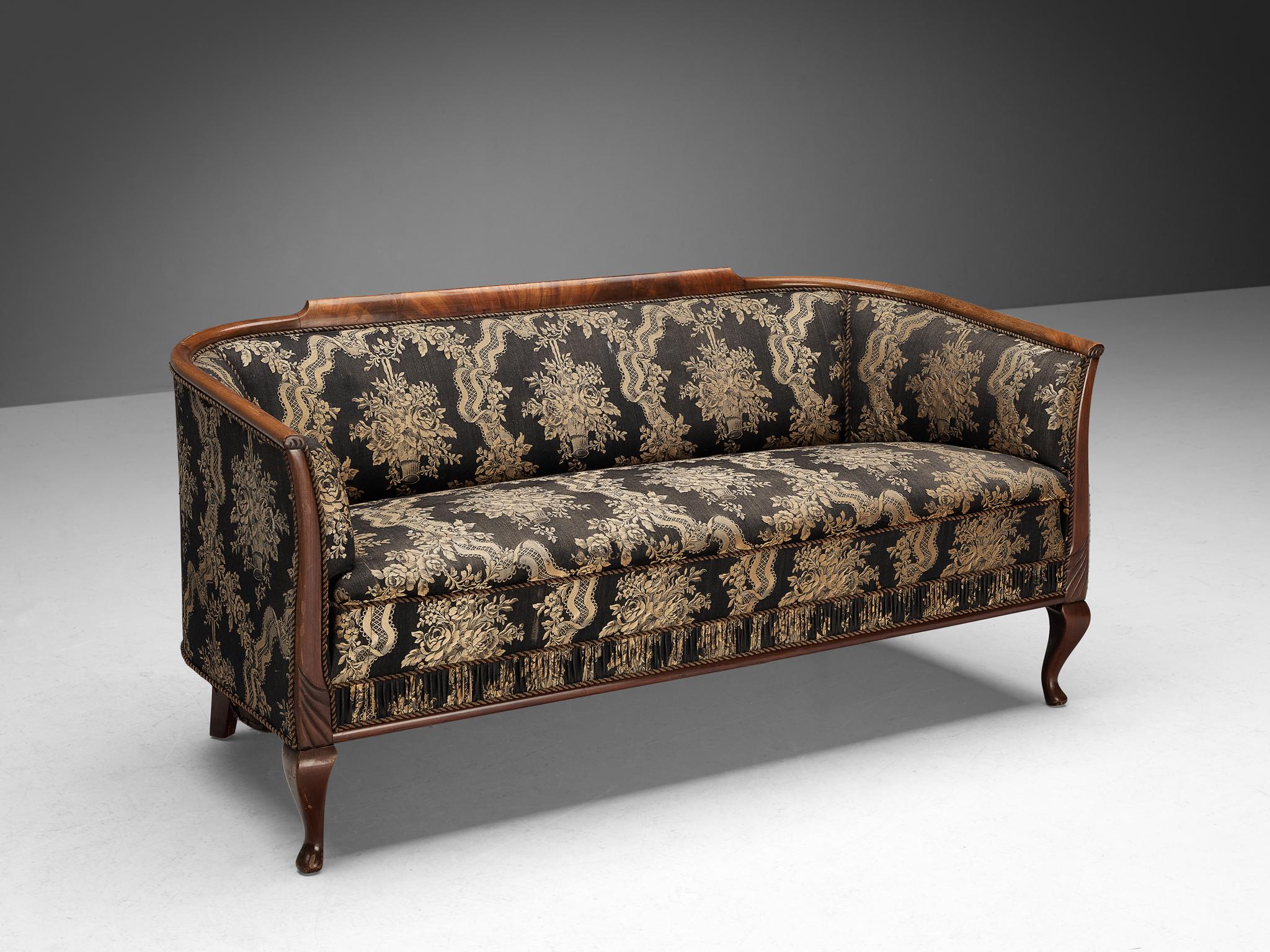 Sofa or settee, fabric, stained beech, walnut, Denmark, 1940s.

This settee owes its elegancy to the way the corpus is built: a thin frame that rests on beautifully sculpted legs that allude to the stylistics traits of the artistic Art Deco