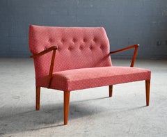 Dänisches Sofa mit offenen Holzarmlehnen aus bernsteinfarbener Beeche, um 1950