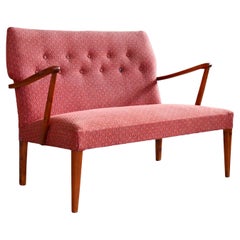 Dänisches Sofa mit offenen Holzarmlehnen aus bernsteinfarbener Beeche, um 1950