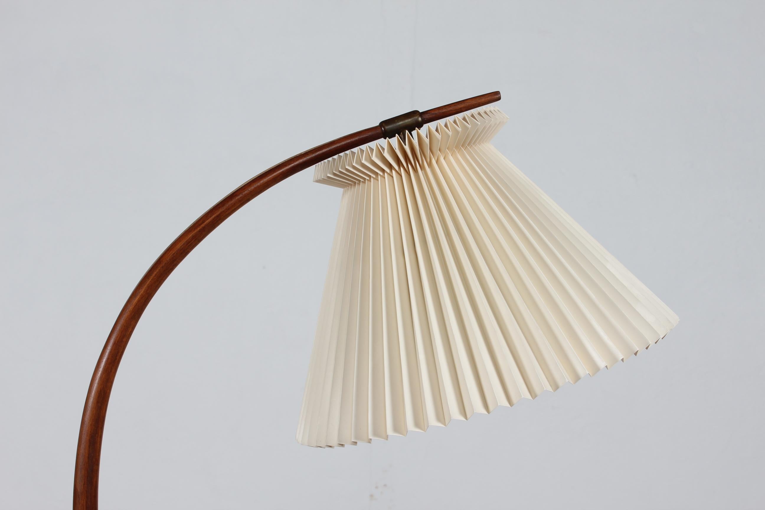 Lámpara de pie trípode de brige Severin Hansen Jr. fabricada por Haslev Møbelsnedkeri en Dinamarca en los años 50
La base de la lámpara es de haya teñida con herrajes de latón montados con la pantalla original de Le Klilnt doblada a mano.
El