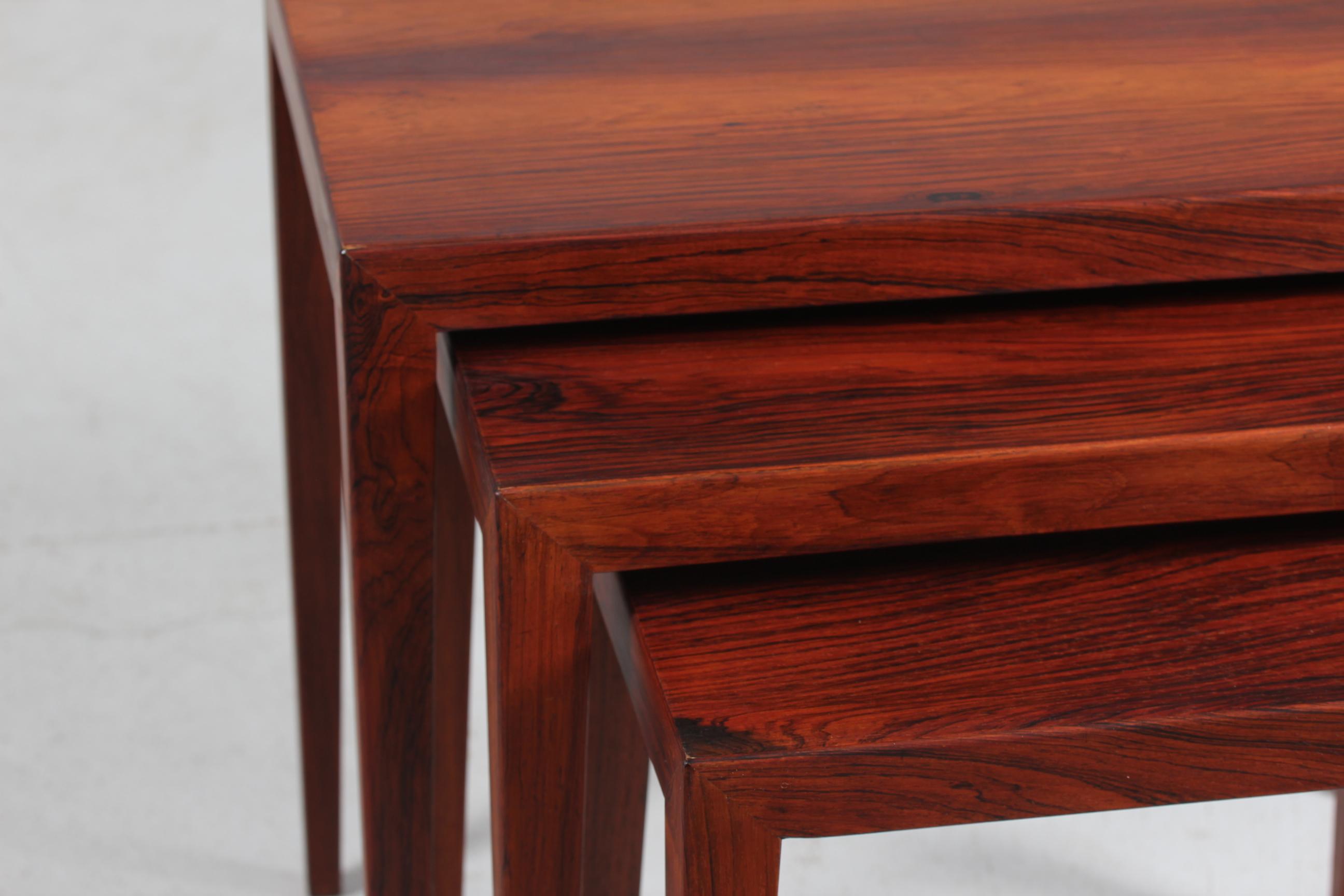 Danish Severin Hansen Jr. nesting tables made of rosewood.
The tables have lightly pointed legs

Manufacturer: Haslev Møbler (Furniture)/ Haslev Møbelsnedkeri

Measures: Length 57 cm
Depth 37 cm
Height 52 cm

Very nice vintage condition.