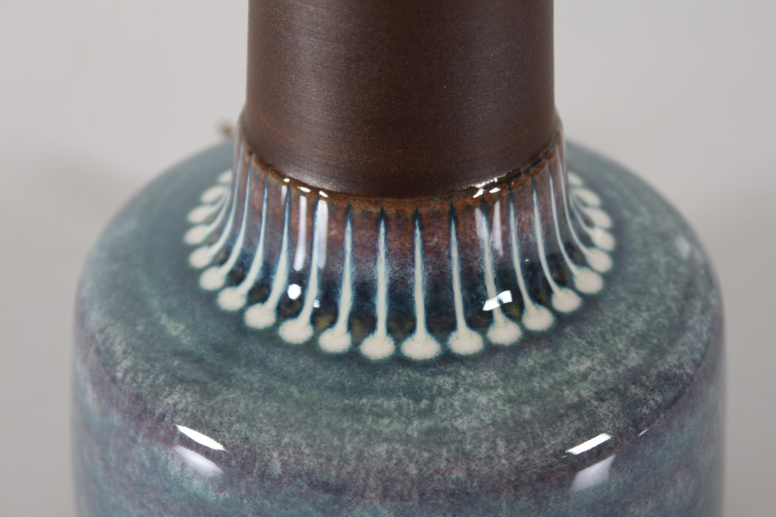 Mid-Century moderno Lampada da tavolo in ceramica danese Søholm Brown Blue Purple di Einar Johansen 1960s in vendita