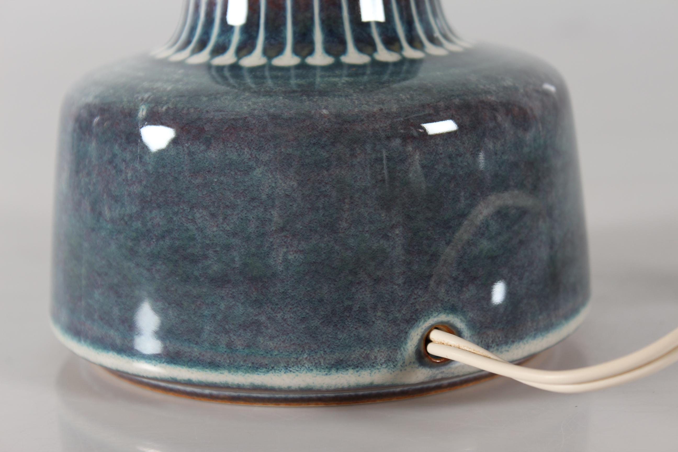 Lampe de table danoise en céramique Søholm brun bleu violet par Einar Johansen années 1960 Bon état - En vente à Aarhus C, DK