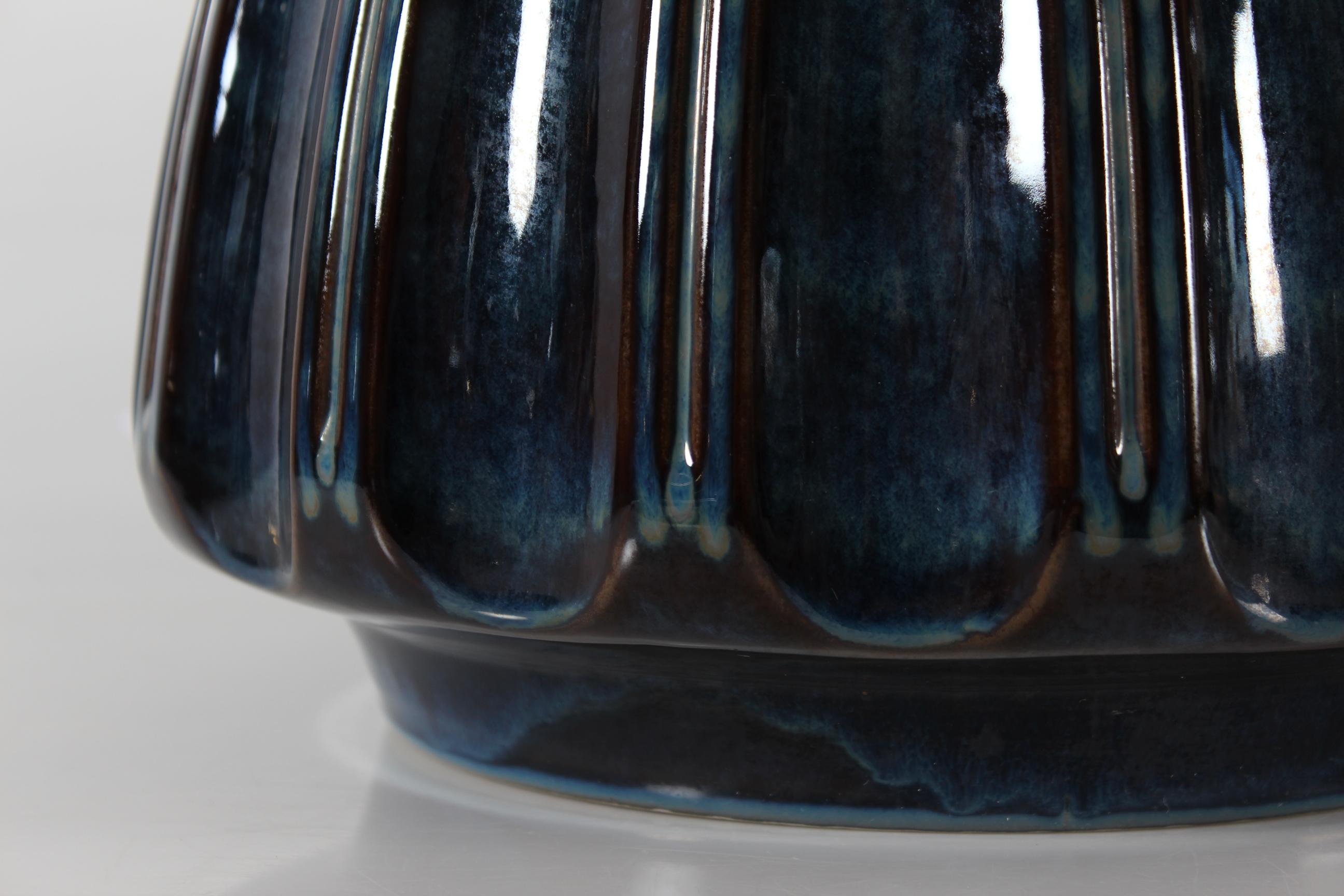Danois Grand vase de sol danois Søholm par Einar Johansen avec glaçure bleue brillante, années 1960 en vente