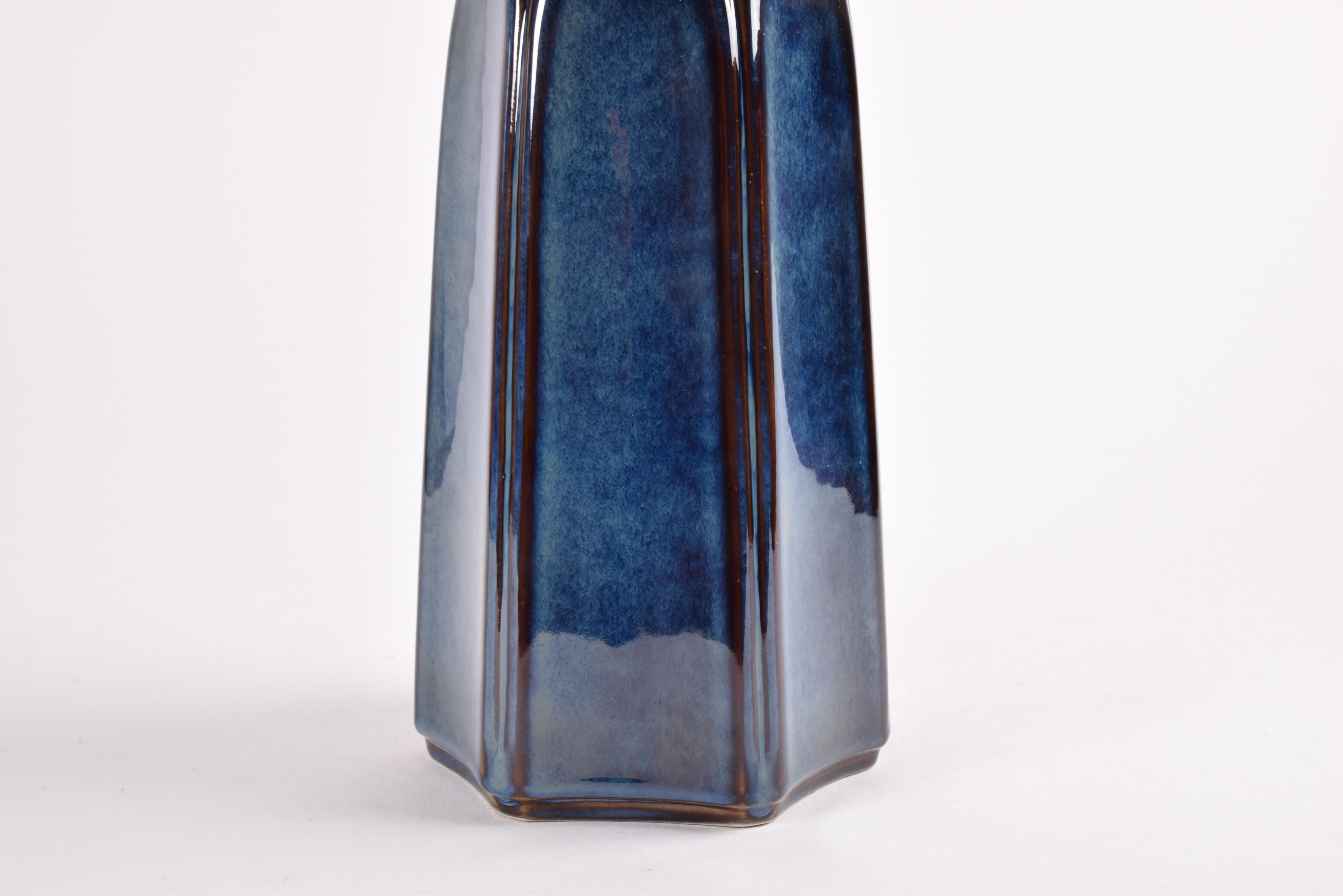 Dänische Skulpturale dänische Sholm-Tischlampe Blau von Einar Johansen, Mitte des Jahrhunderts 1960er Jahre (Keramik) im Angebot