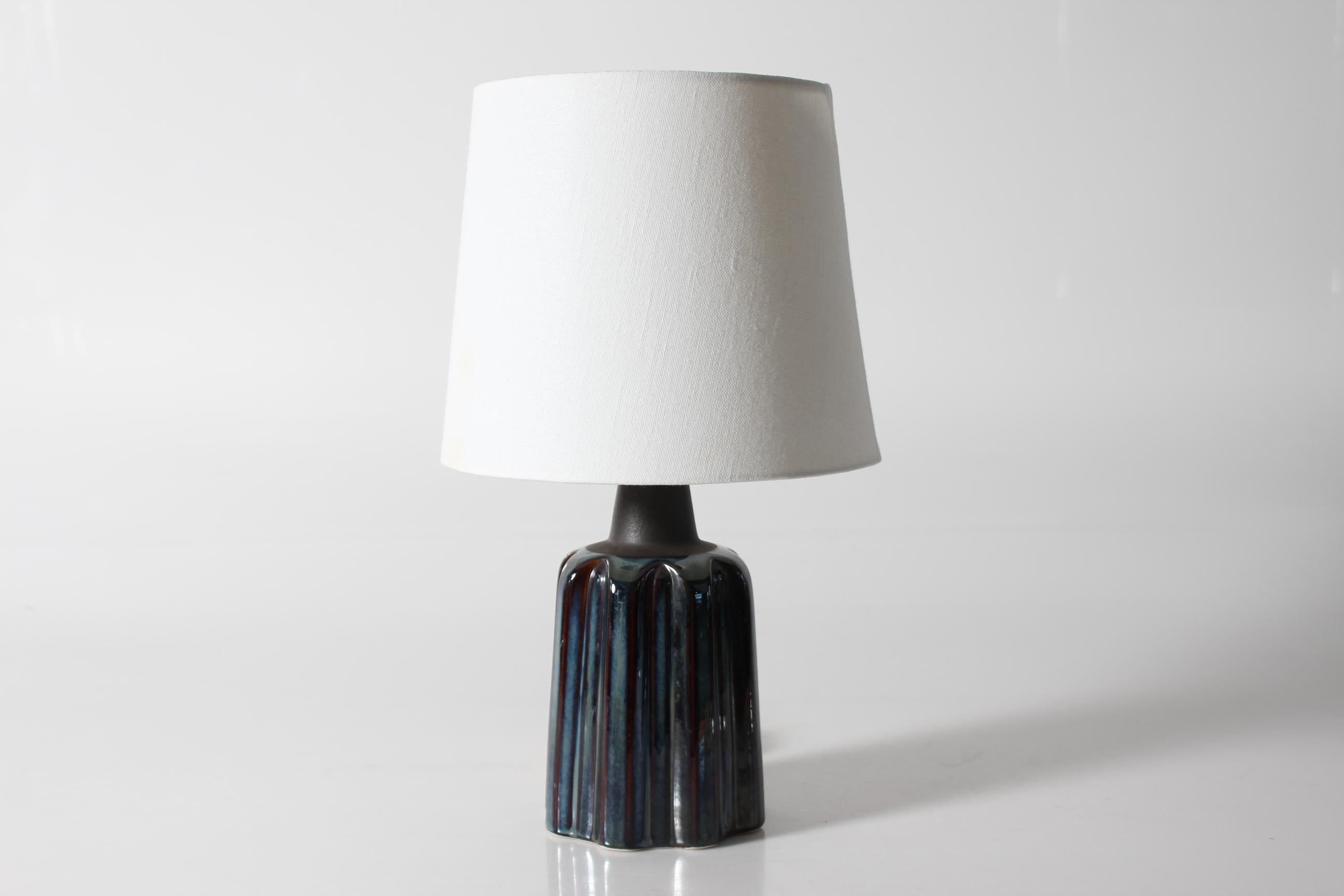 Scandinave moderne Lampe de table sculpturale danoise Søholm par Einar Johansen, glaçure bleue Milieu du siècle dernier en vente