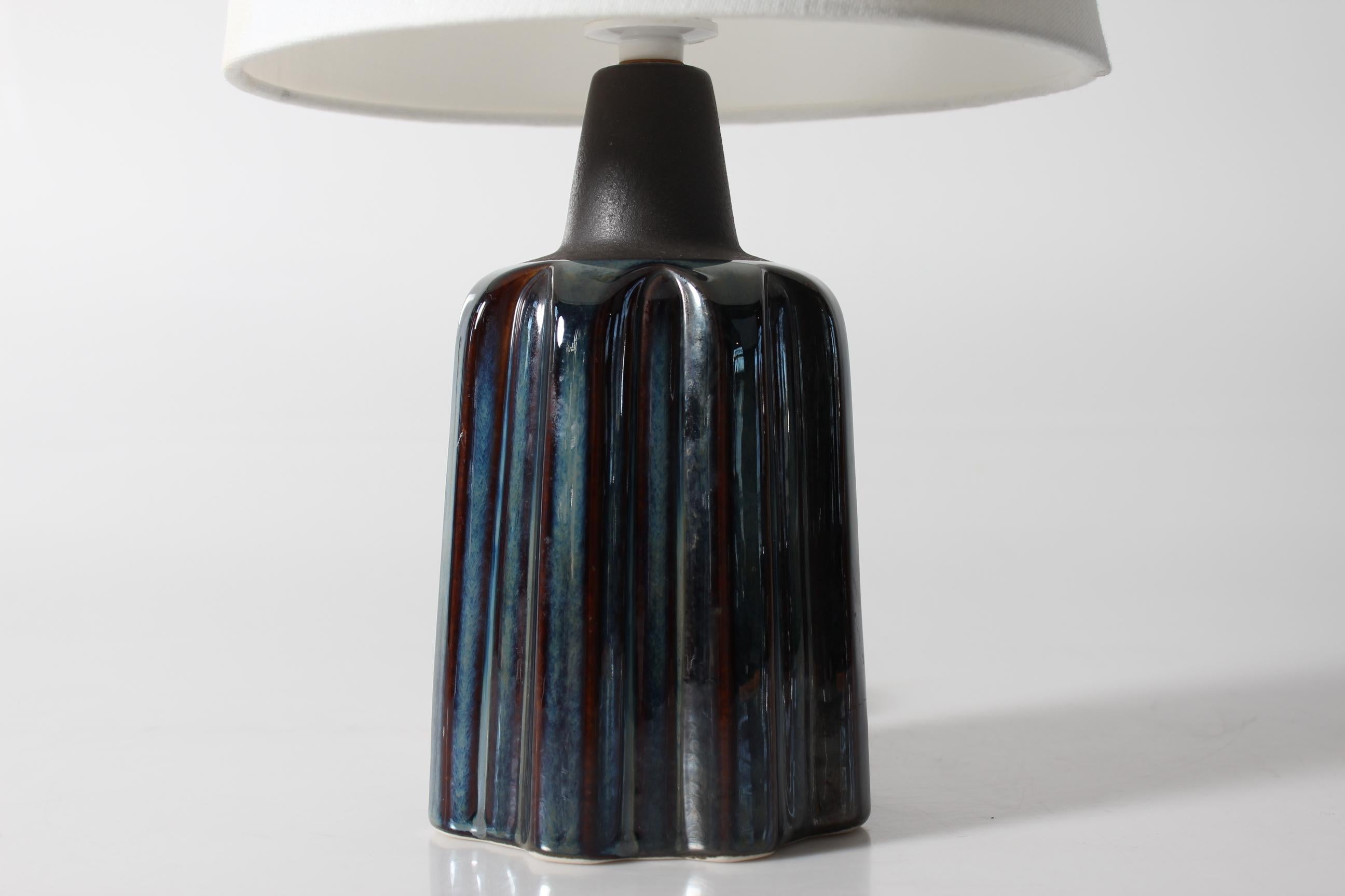 Danois Lampe de table sculpturale danoise Søholm par Einar Johansen, glaçure bleue Milieu du siècle dernier en vente