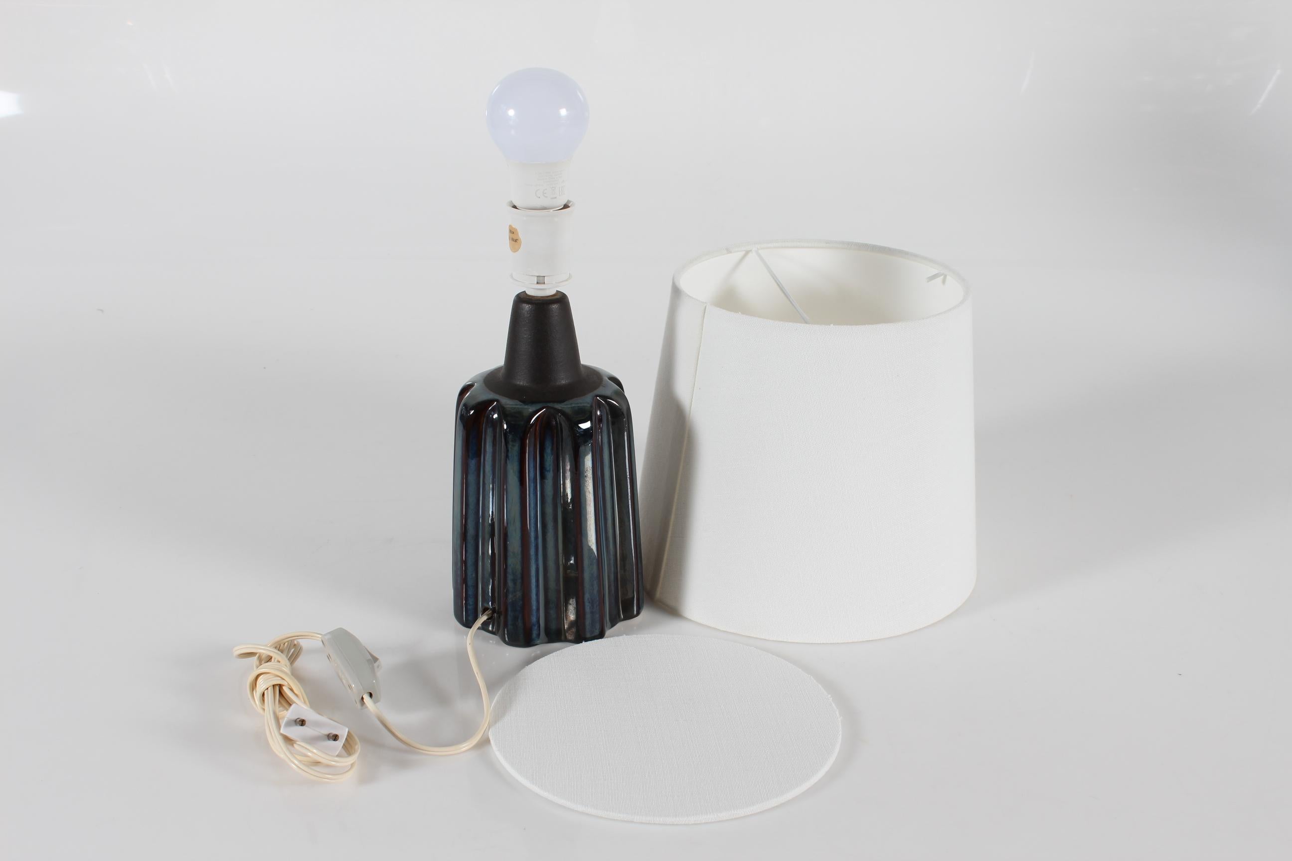 Tissu Lampe de table sculpturale danoise Søholm par Einar Johansen, glaçure bleue Milieu du siècle dernier en vente