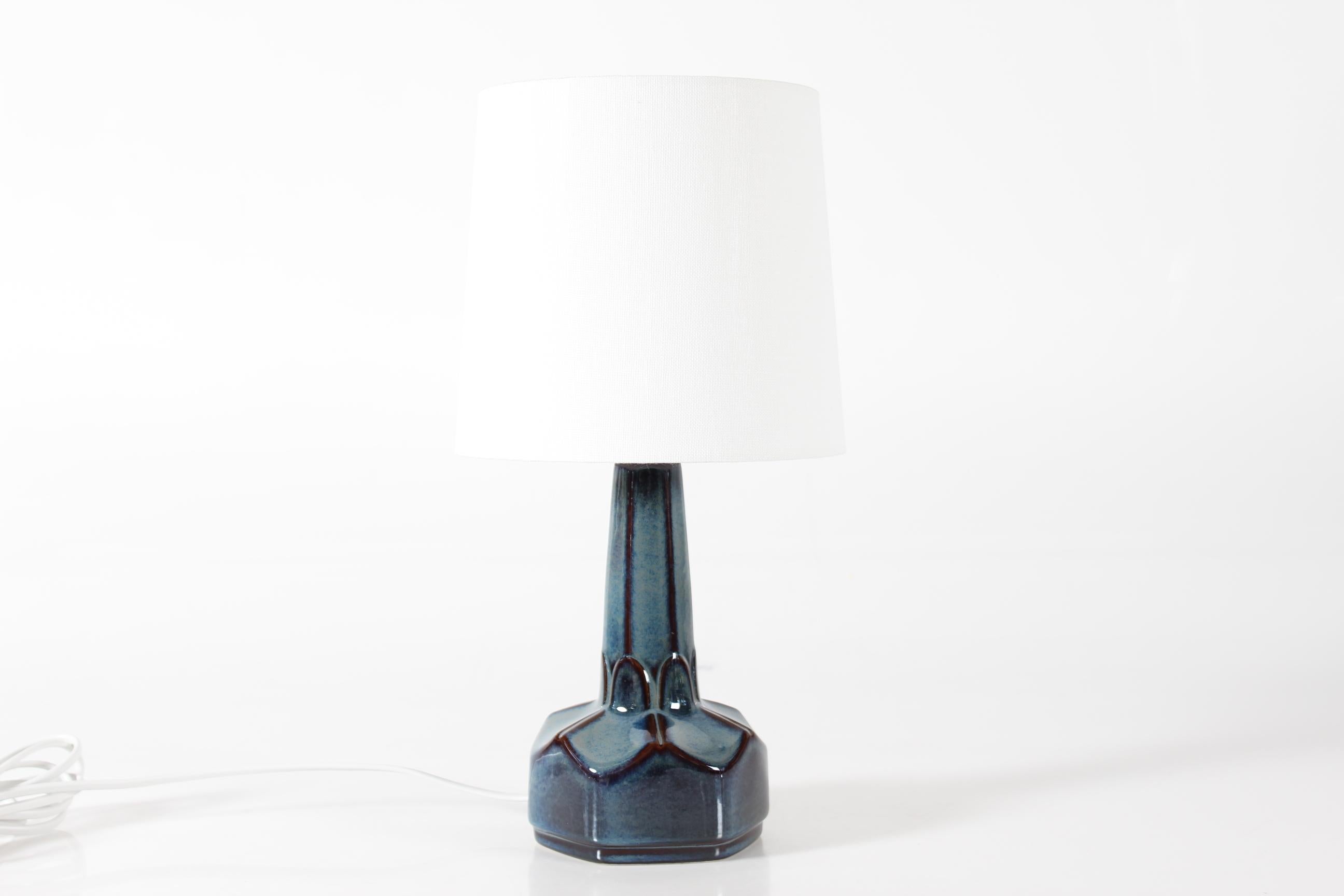 Pequeña lámpara de mesa danesa Søholm de Einar Johansen, esmalte azul Mediados de siglo Escandinavo moderno en venta