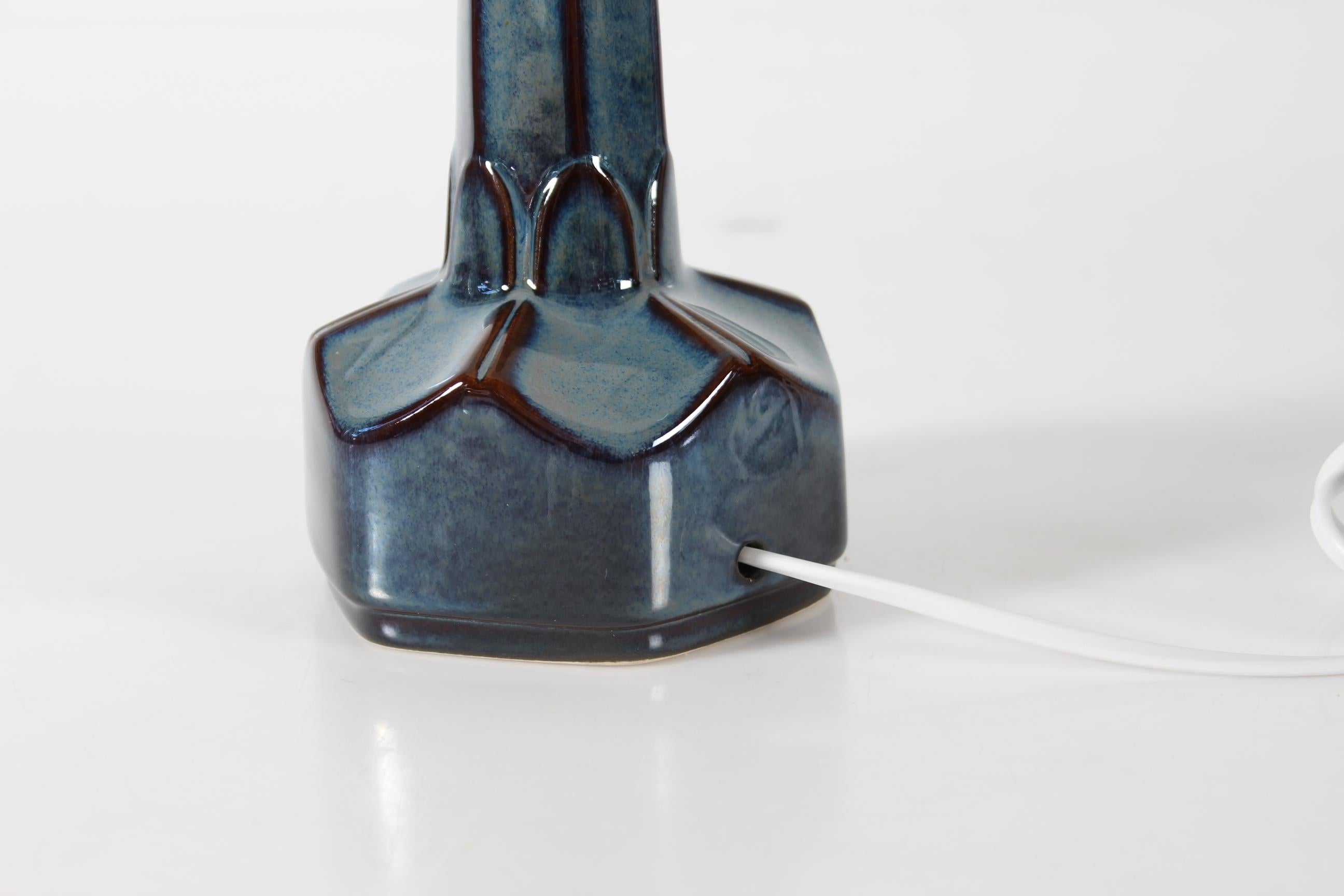 Pequeña lámpara de mesa danesa Søholm de Einar Johansen, esmalte azul Mediados de siglo Danés en venta