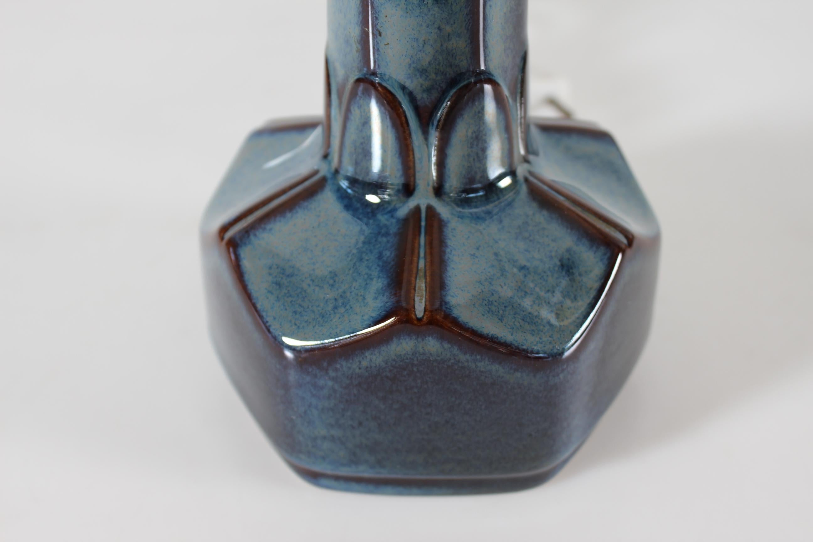 Pequeña lámpara de mesa danesa Søholm de Einar Johansen, esmalte azul Mediados de siglo en Bueno estado para la venta en Silkeborg, Silkeborg