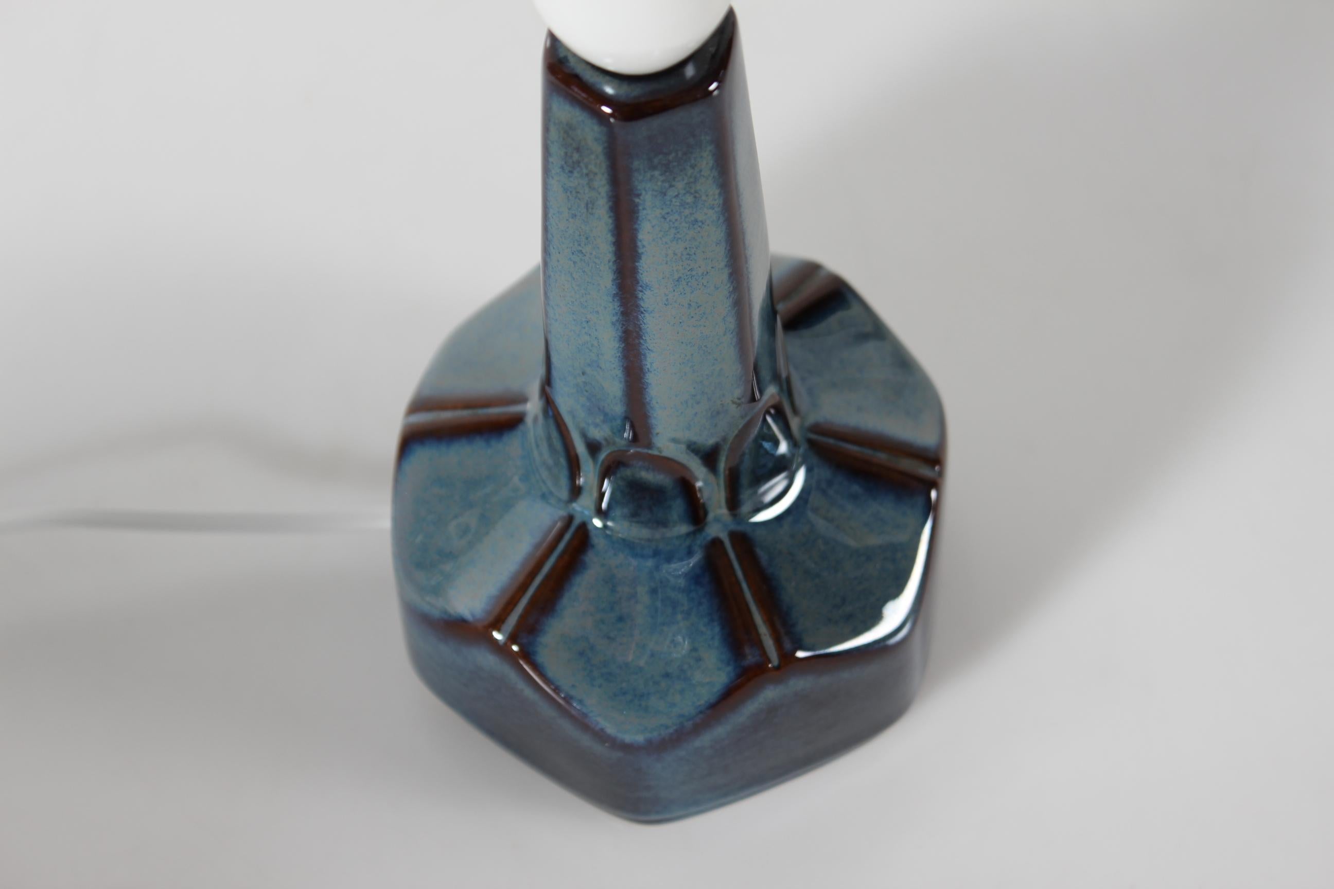 Pequeña lámpara de mesa danesa Søholm de Einar Johansen, esmalte azul Mediados de siglo mediados del siglo XX en venta