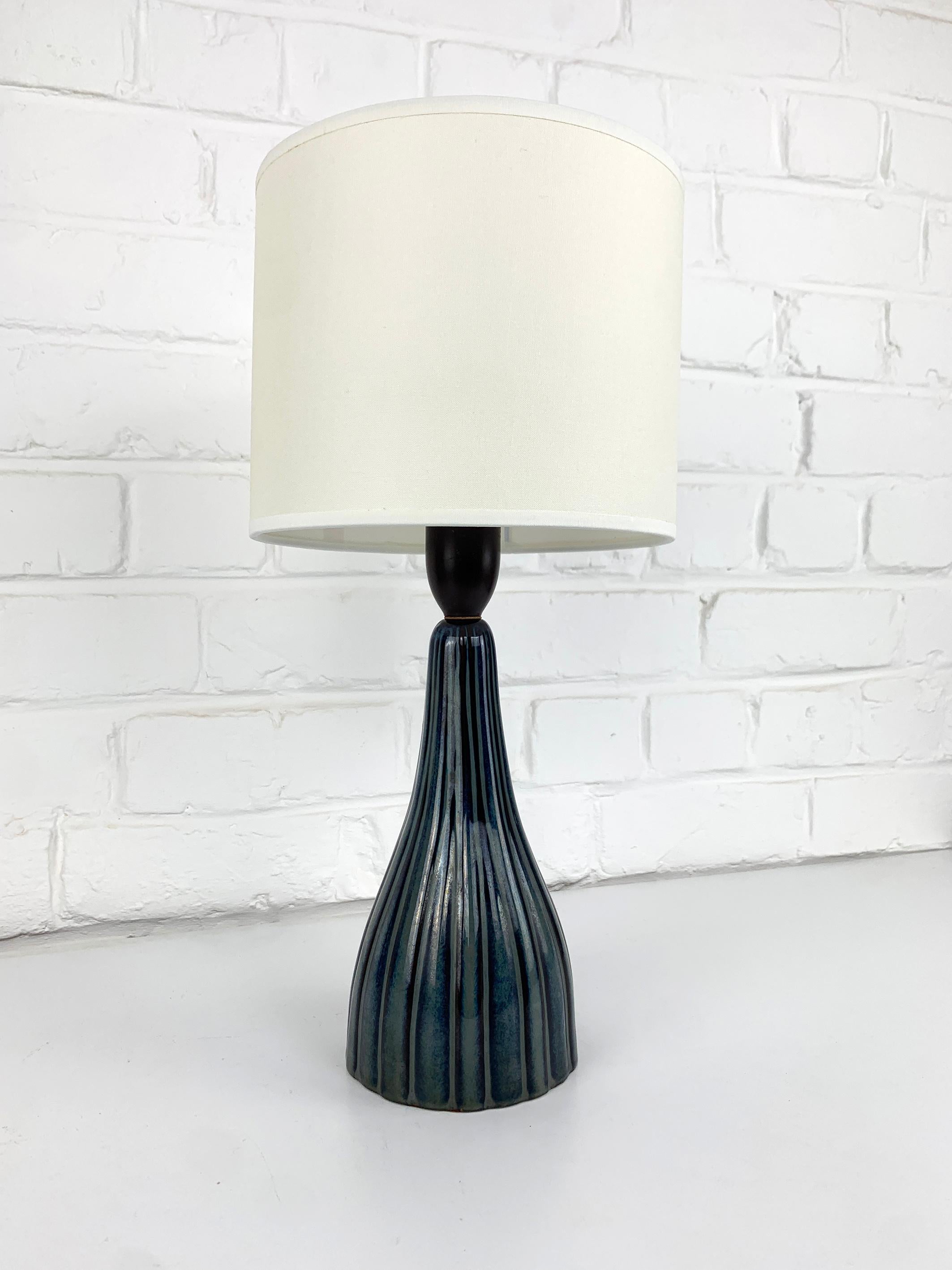 Vernissé Lampe de table danoise en céramique Søholm Stentøj à motif de rayures bleues Modernity en vente