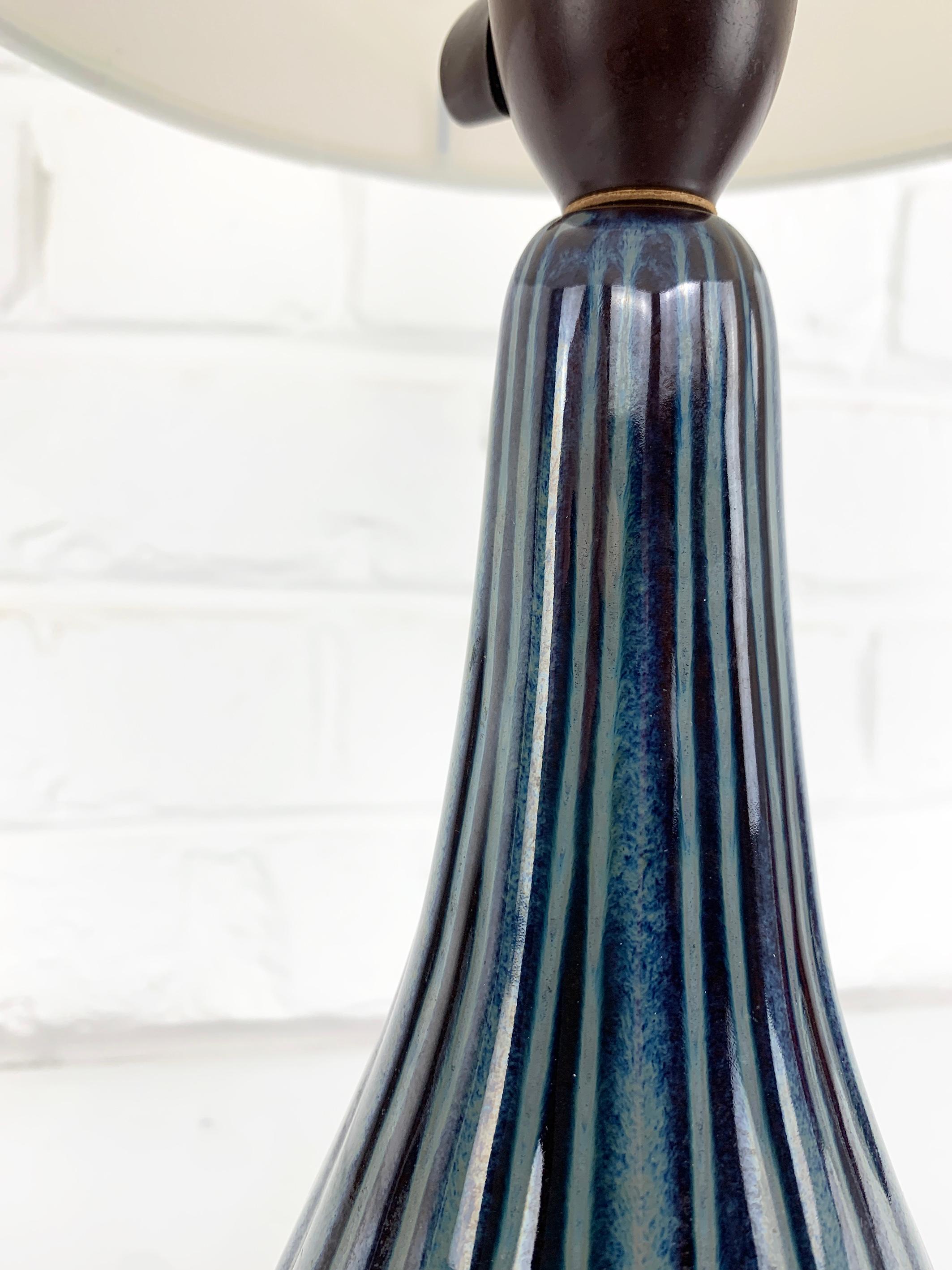 20ième siècle Lampe de table danoise en céramique Søholm Stentøj à motif de rayures bleues Modernity en vente