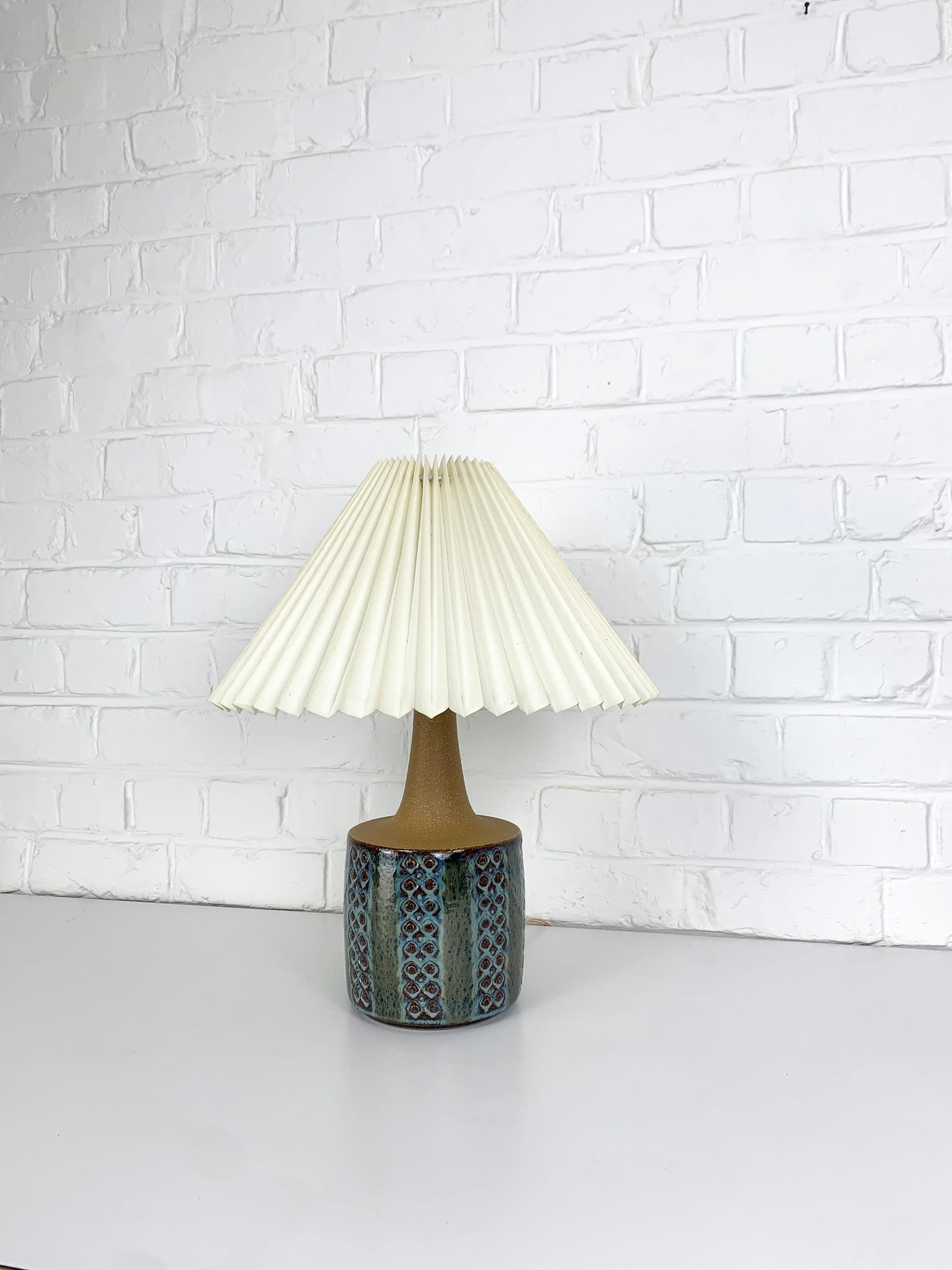 Danish Mid-Century stoneware table lamp of the 1960-70s. Designed by Alex Svendsen. 

Very nice graphic pattern in light blue on a dark blue and green background with brown accents. Deep glaze on the bottom, the top is raw, without