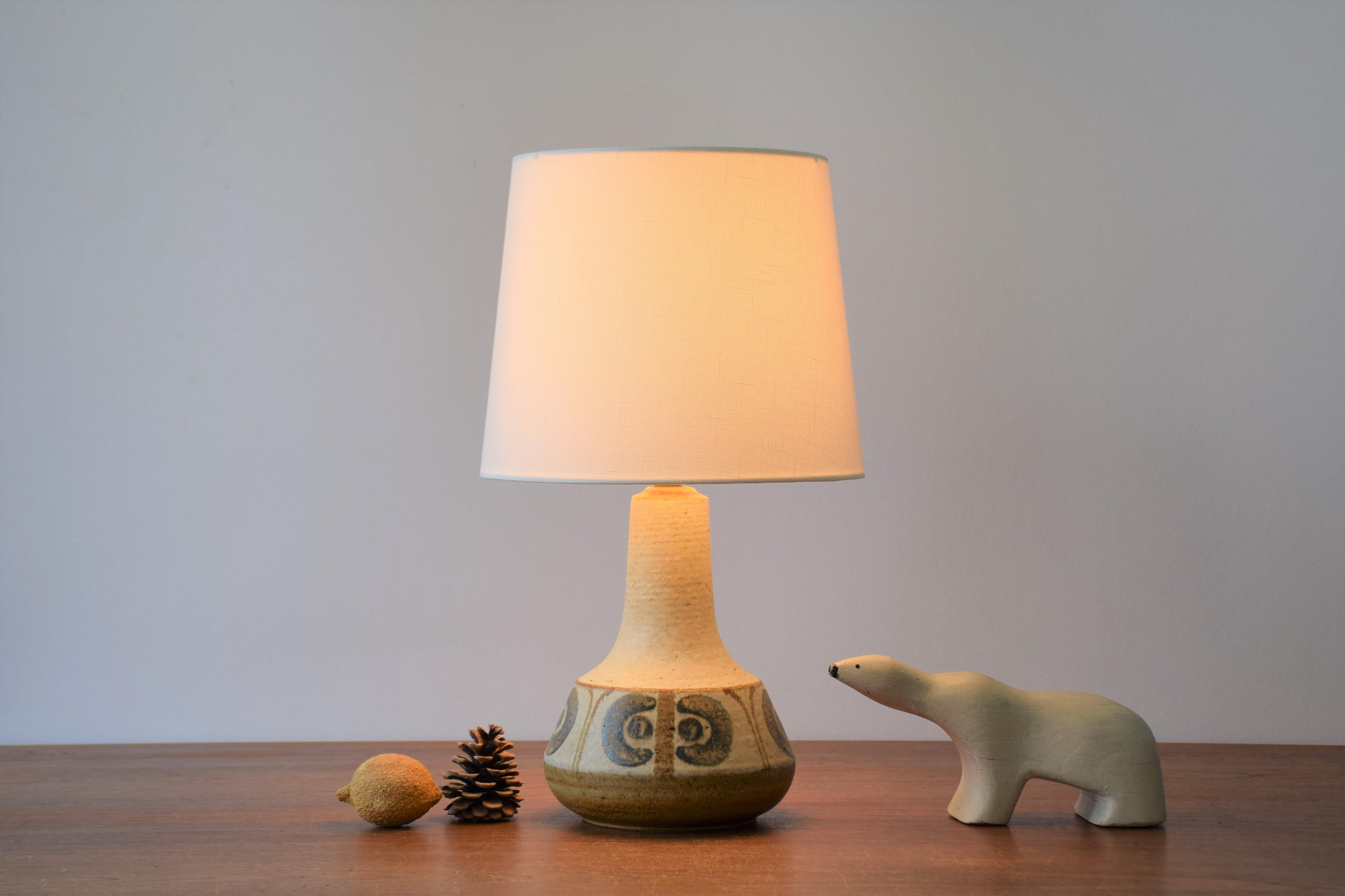 Mid-Century Modern Lampe de bureau danoise Sholm aux couleurs terreuses, céramique moderne mi-siècle, faite à la main, années 1970 en vente