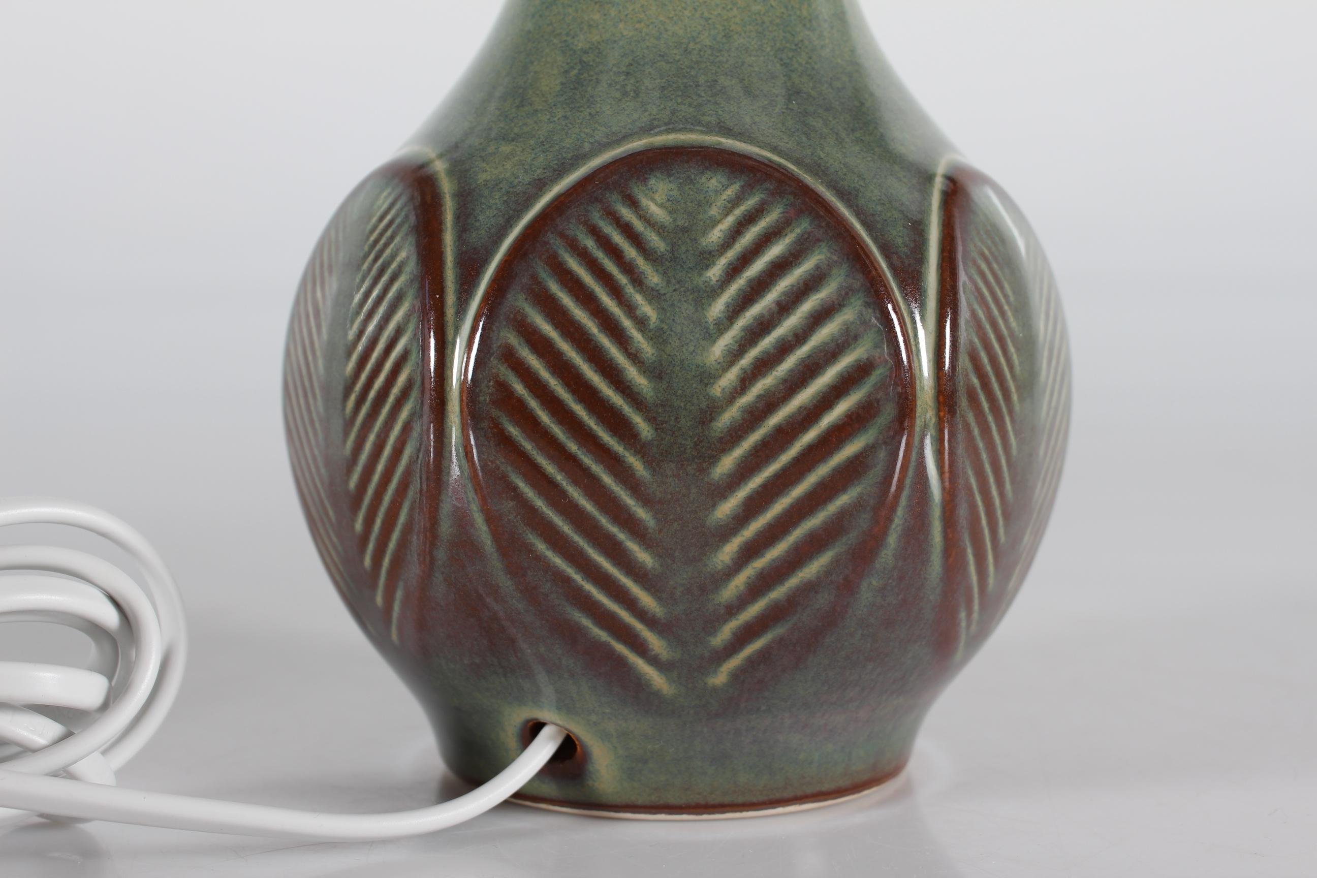 Dänische Søholm Tischlampe mit Blattmuster und grüner Glanzglasur 1960er Jahre (Keramik) im Angebot