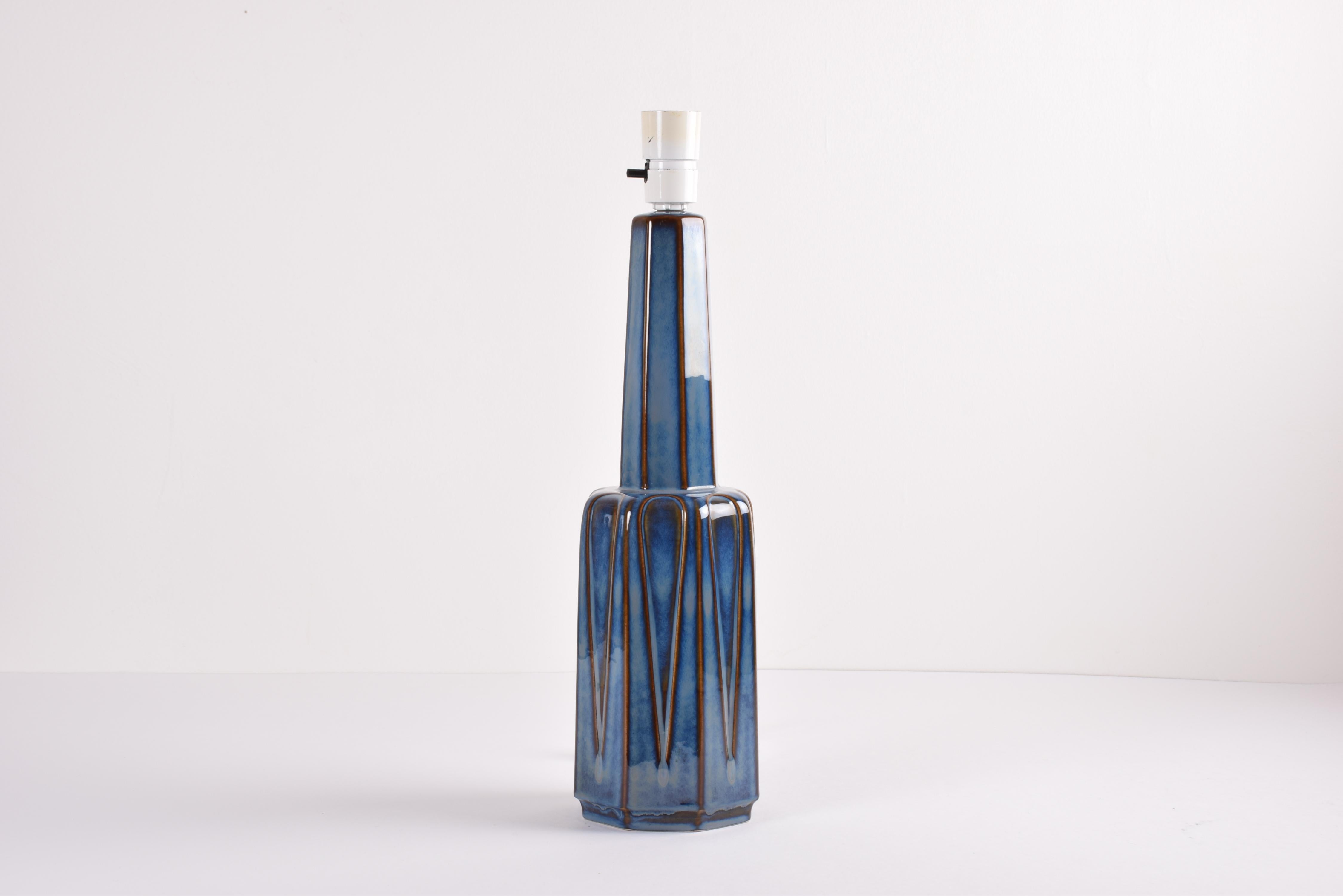 Tall mid-century stylish Danish table lamp from the acknowledged stoneware manufacturer Søholm. Manufactured, circa 1960s. The designer is unknown but it could be by Einar Johansen.

The lamp has a dark blue glaze with elements of brown and pale