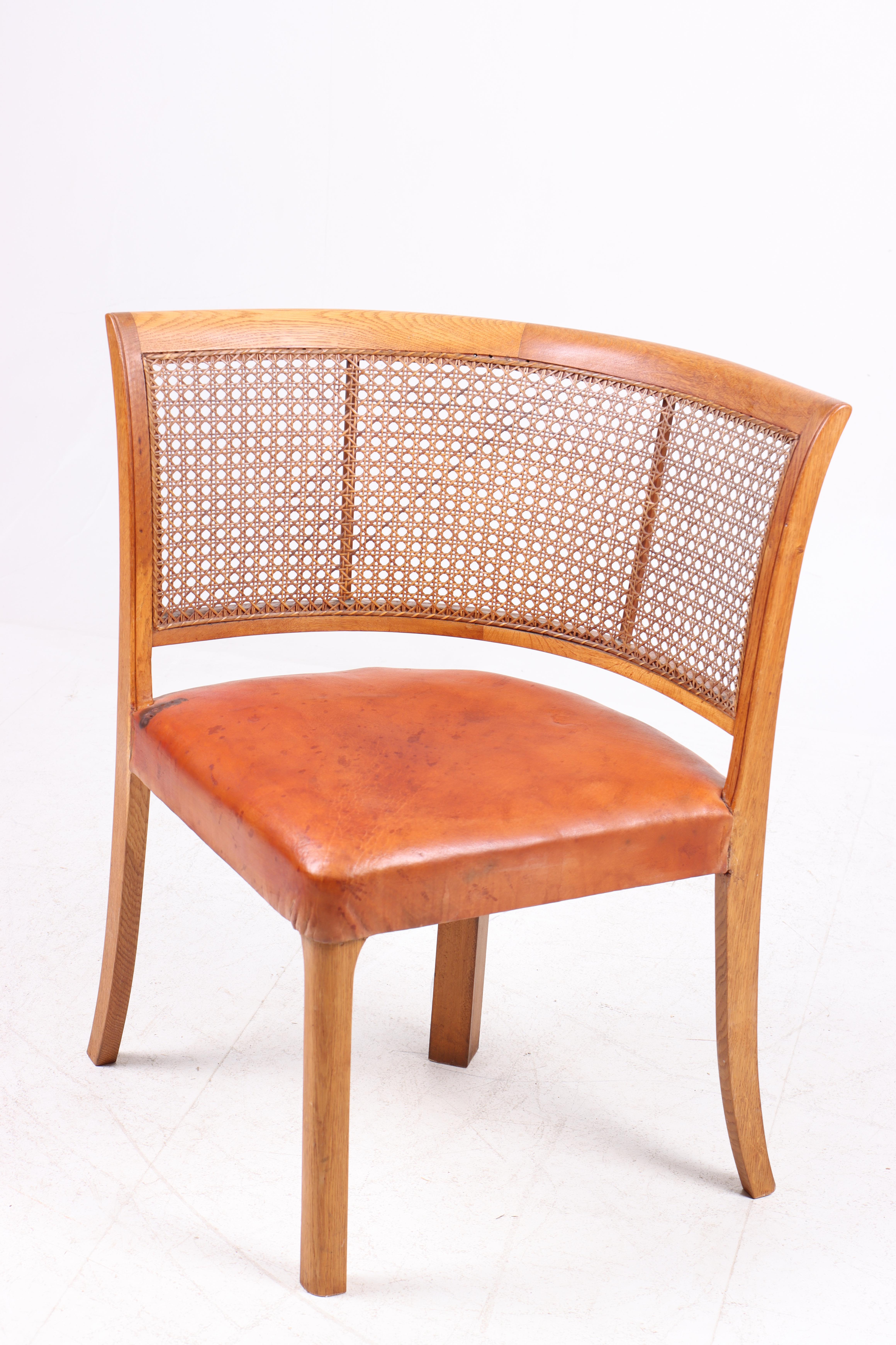 Rare chaise d'appoint conçue et fabriquée par un ébéniste danois, en très bon état.