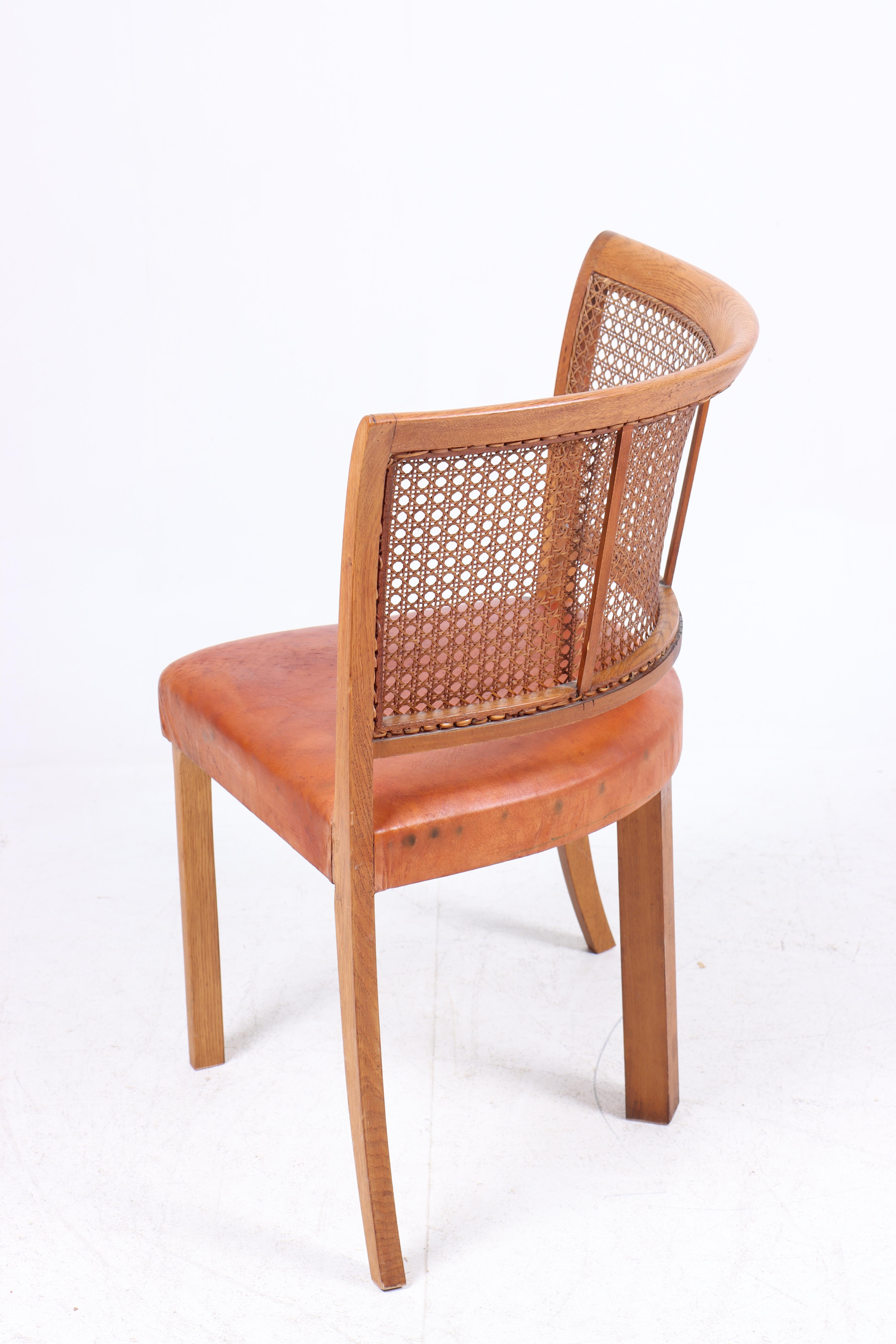 Dänischer Beistellstuhl aus Eiche und cognacfarbenem Leder, 1940er Jahre im Zustand „Gut“ im Angebot in Lejre, DK