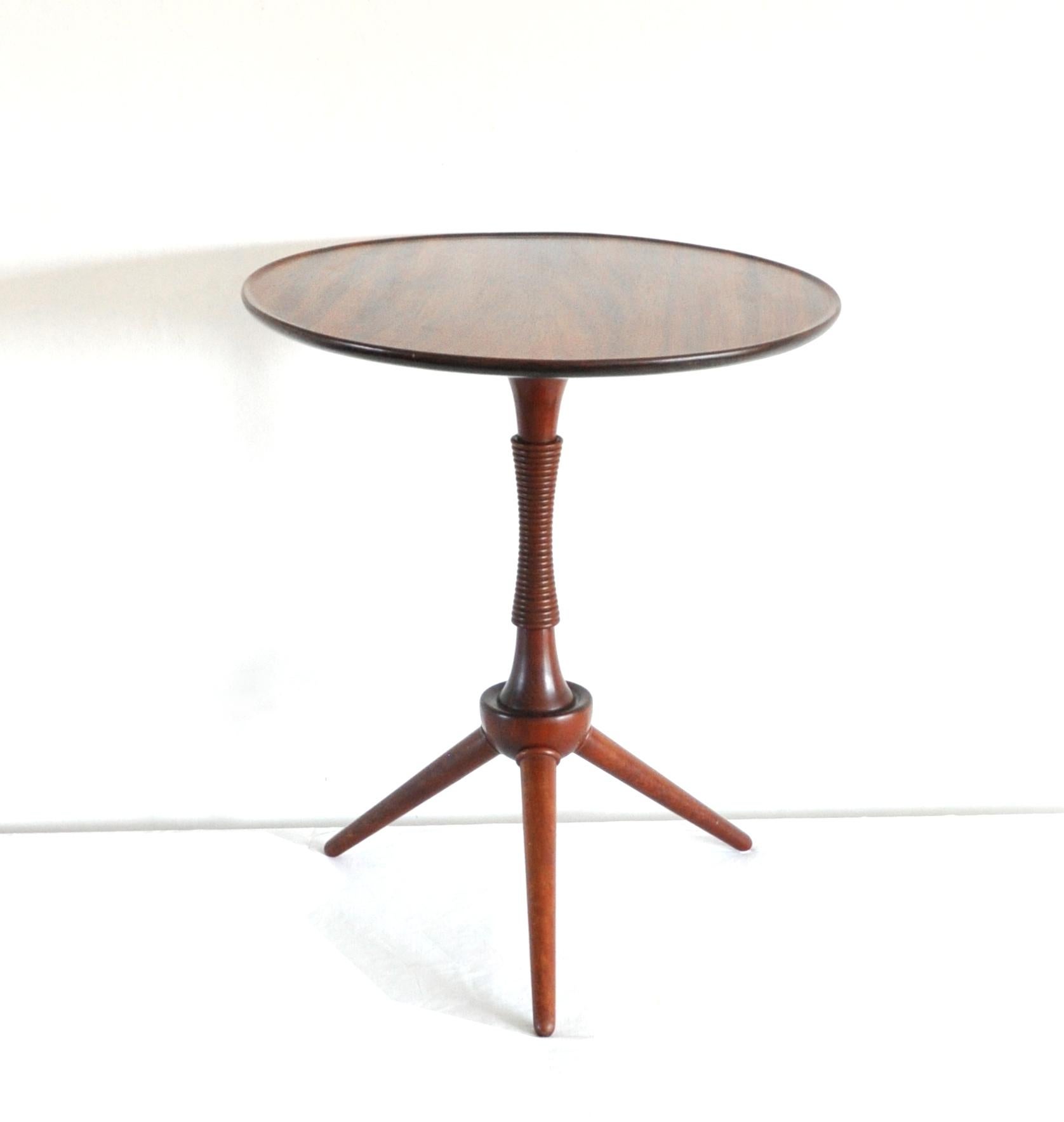 Side Table in solid mahogany with elegant details designed by cabinetmaker Frits Henningsen. Made in Denmark in the 1940s.
Tabletop refurnished and lacquered , repair by our cabinetmaker, see the pictures.

Dimensions:
Diameter 45 cm
Height 53