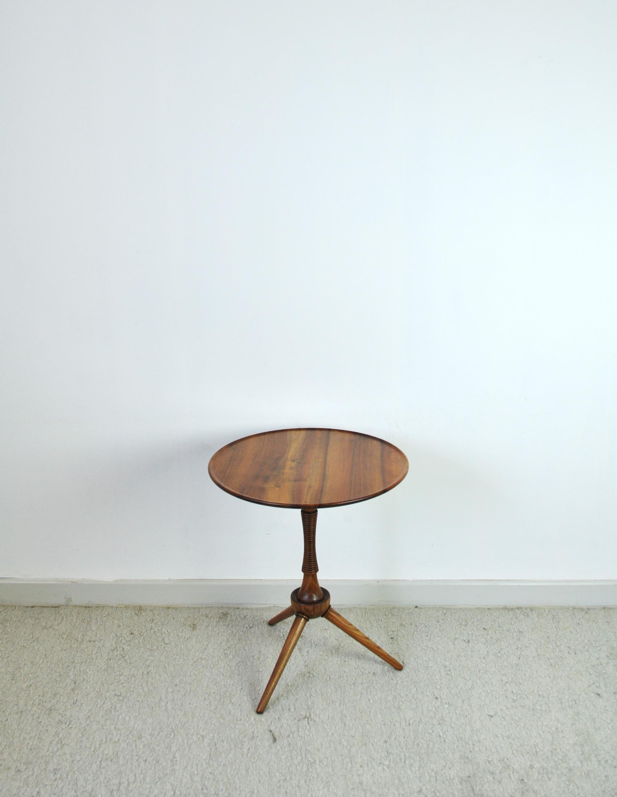 Side table in solid mahogany with elegant details with a touch of Art Deco designed by cabinetmaker Frits Henningsen. Made in Denmark in the 1940s.

Dimensions:
Diameter 45 cm
Height 53 cm.