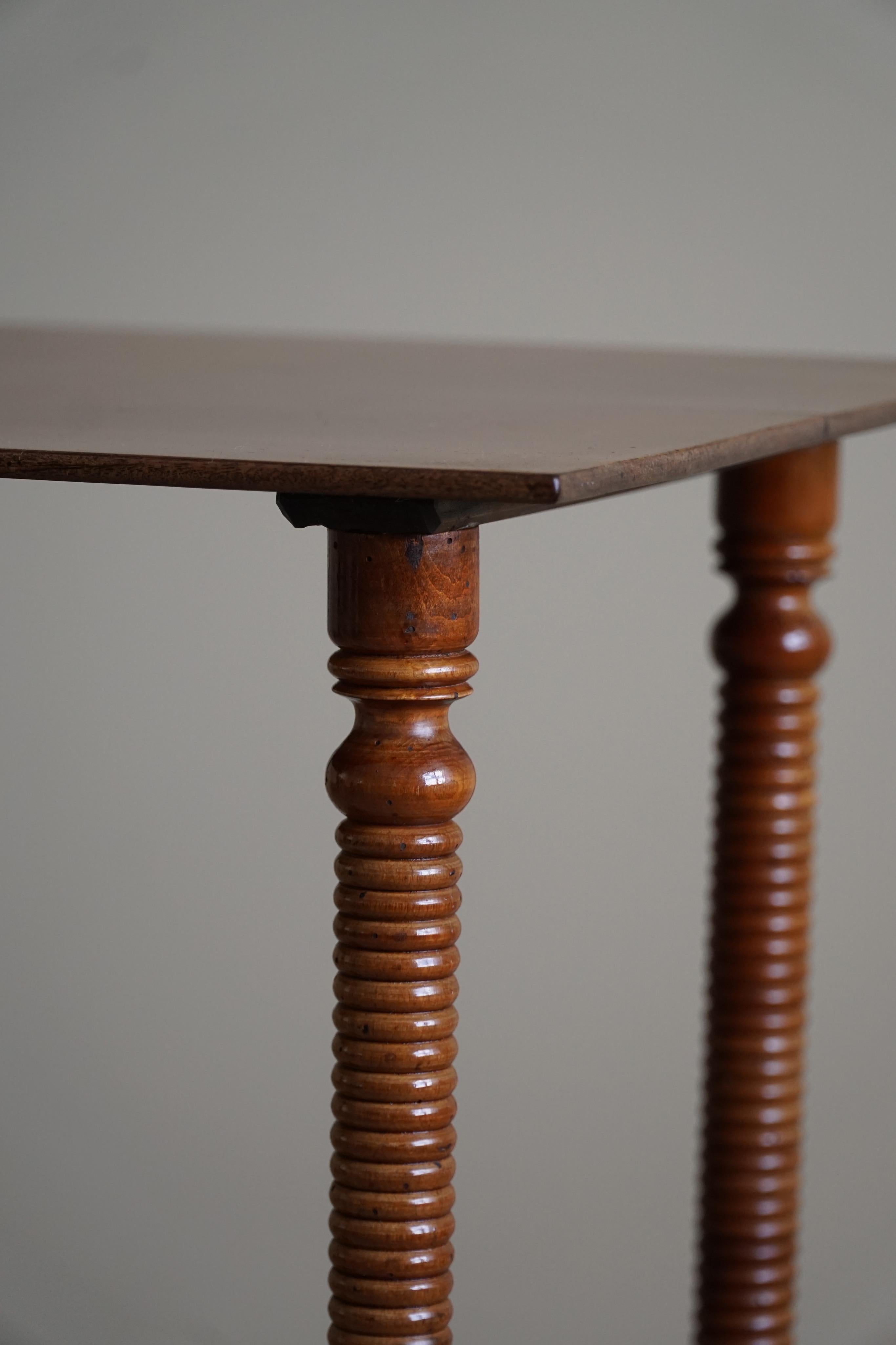 Danois Table d'appoint danoise avec pieds finement sculptés, début du 20ème siècle en vente