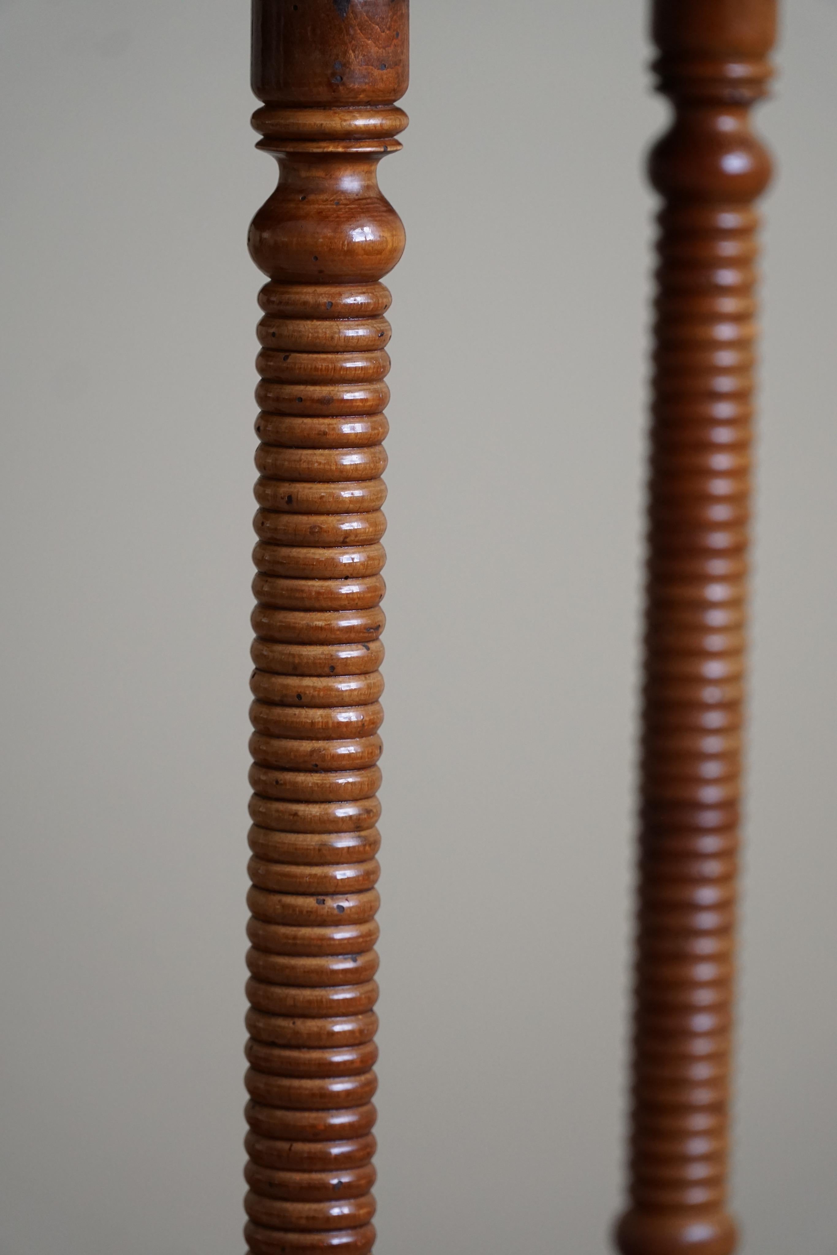 Dänischer Beistelltisch / Sockel mit fein geschnitzten Beinen, frühes 20. Jahrhundert (Nussbaumholz) im Angebot