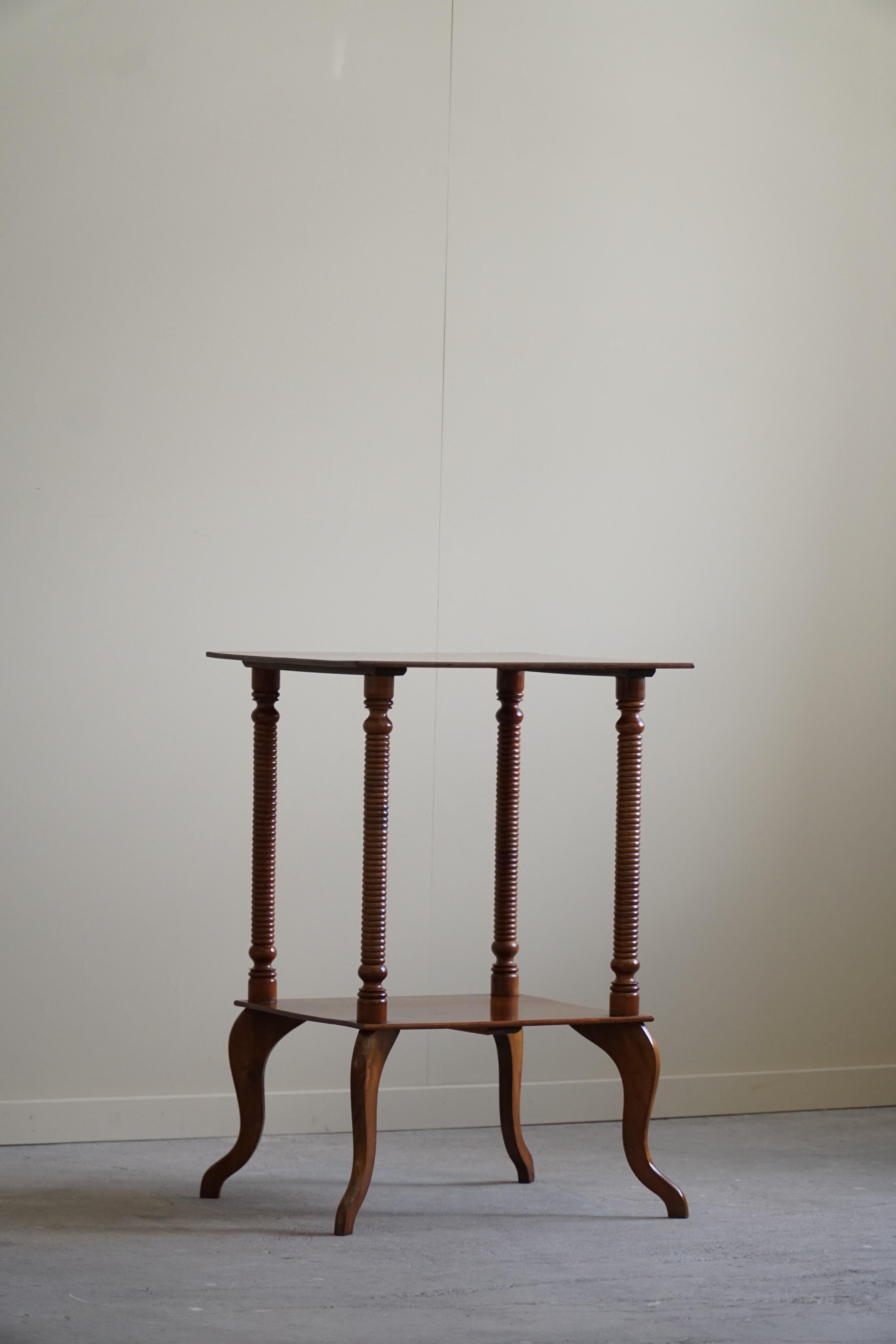 Noyer Table d'appoint danoise avec pieds finement sculptés, début du 20ème siècle en vente