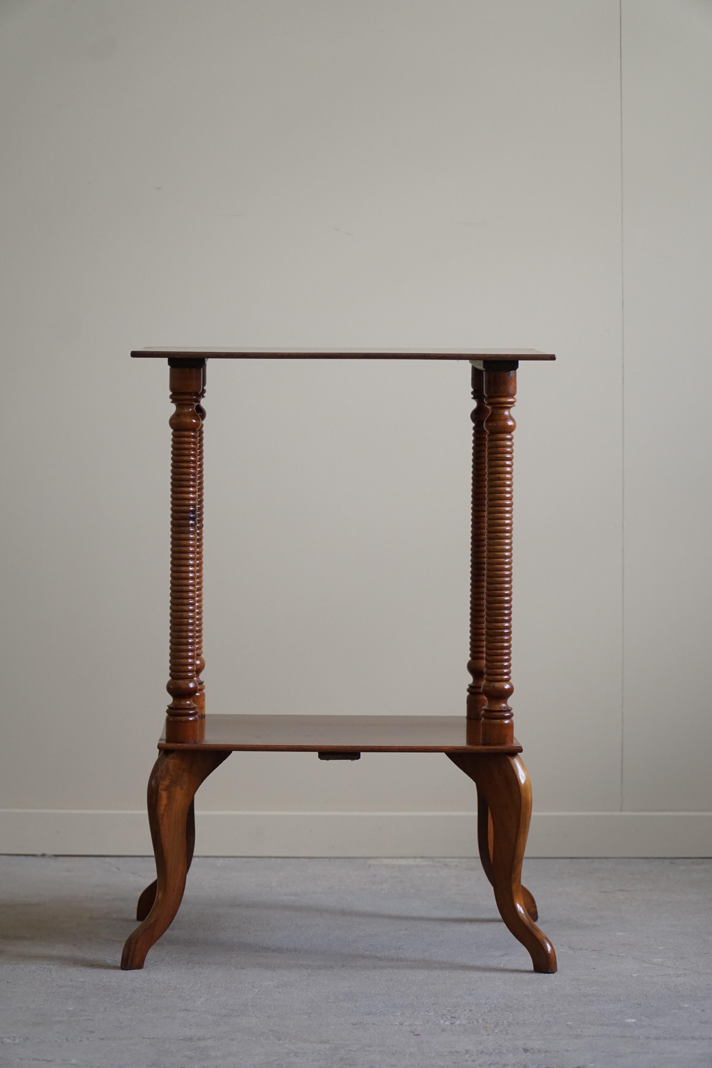 Table d'appoint danoise avec pieds finement sculptés, début du 20ème siècle en vente 1