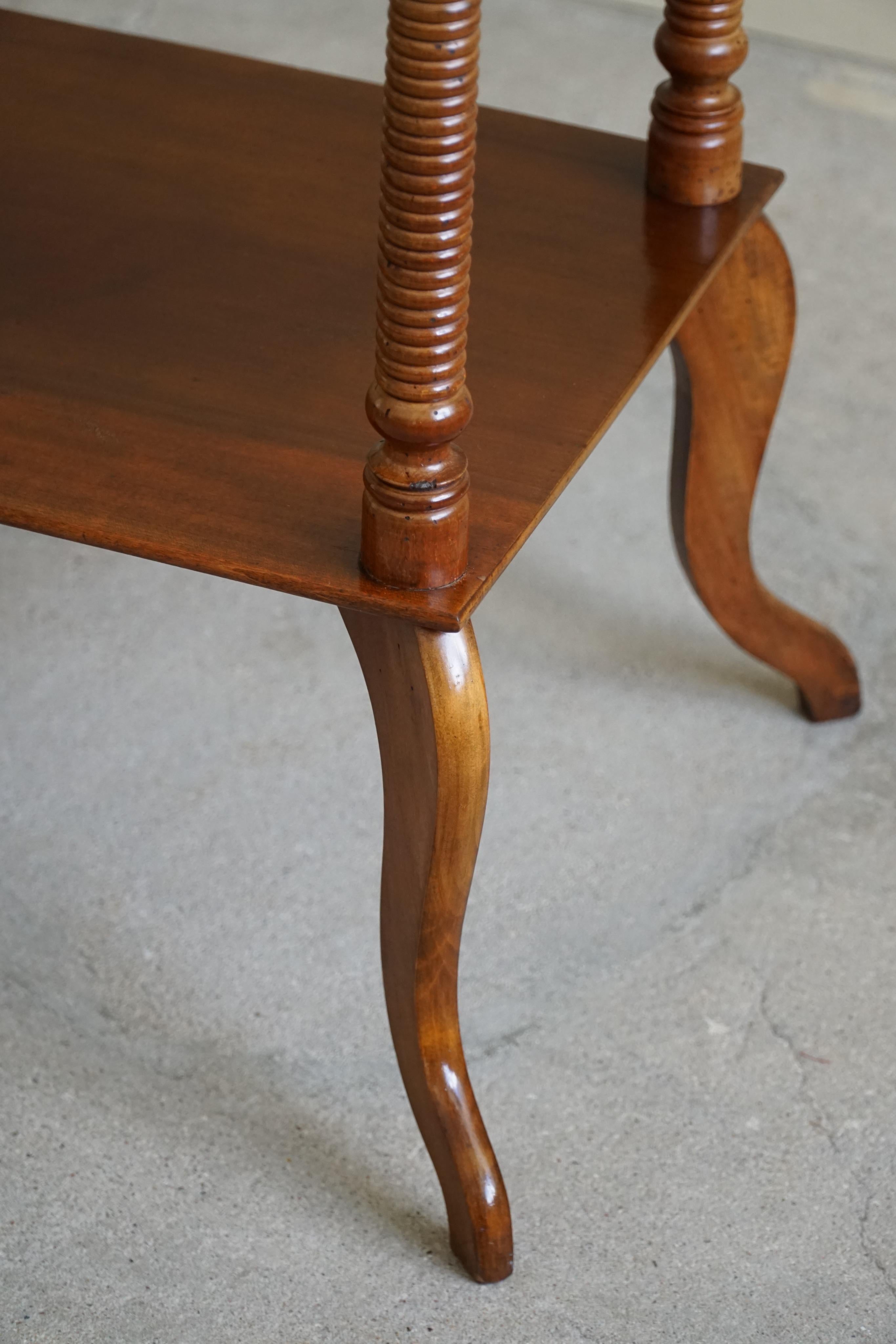 Table d'appoint danoise avec pieds finement sculptés, début du 20ème siècle en vente 2