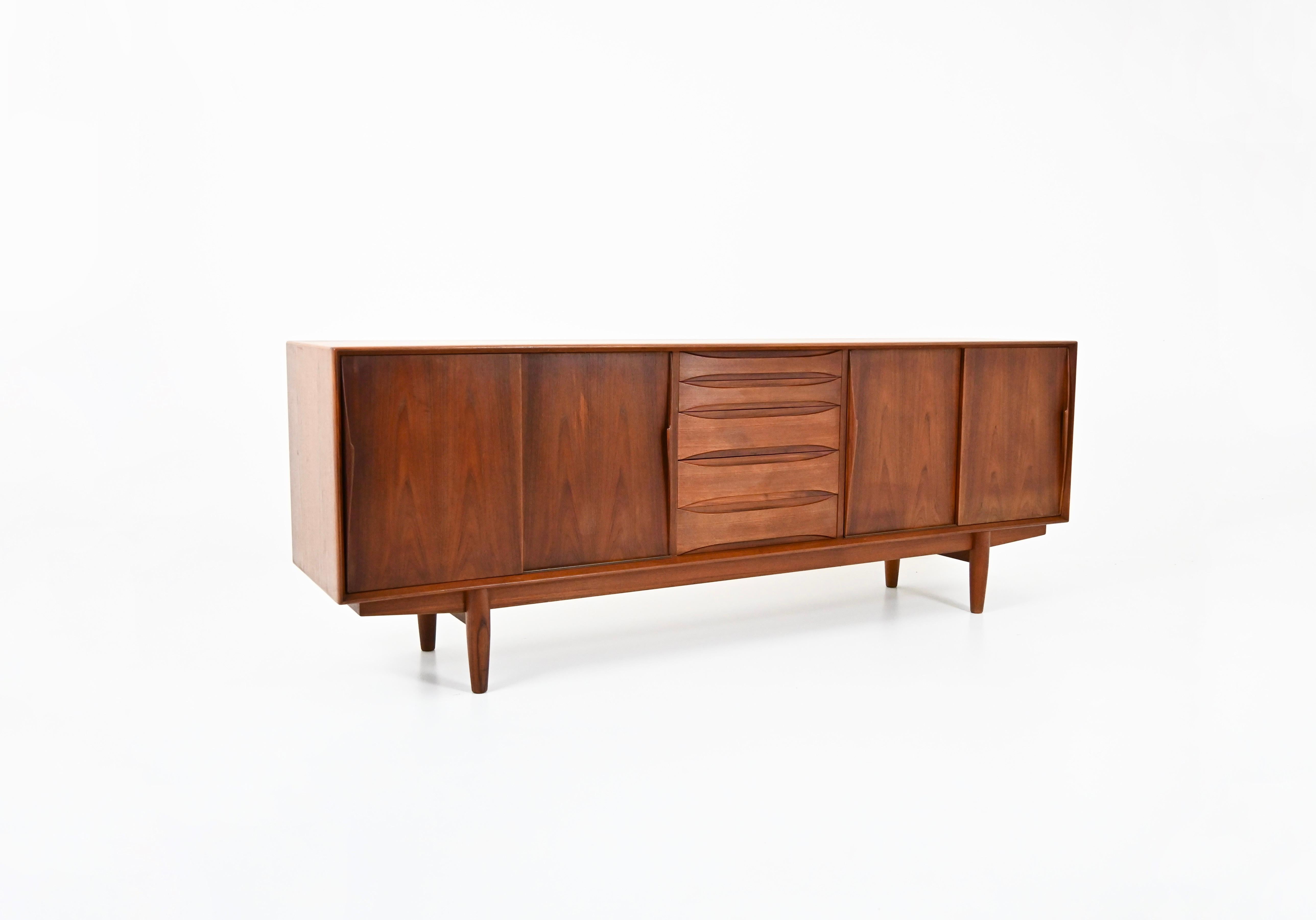 Wooden Danish sideboard with 4 drawers and 4 sliding doors containing height-adjustable shelves. Stamped Dyrlund on the inside. Wear due to time and age.
FOR SHIPPING, REQUEST US FOR RECEIVE THE BEST PRICE