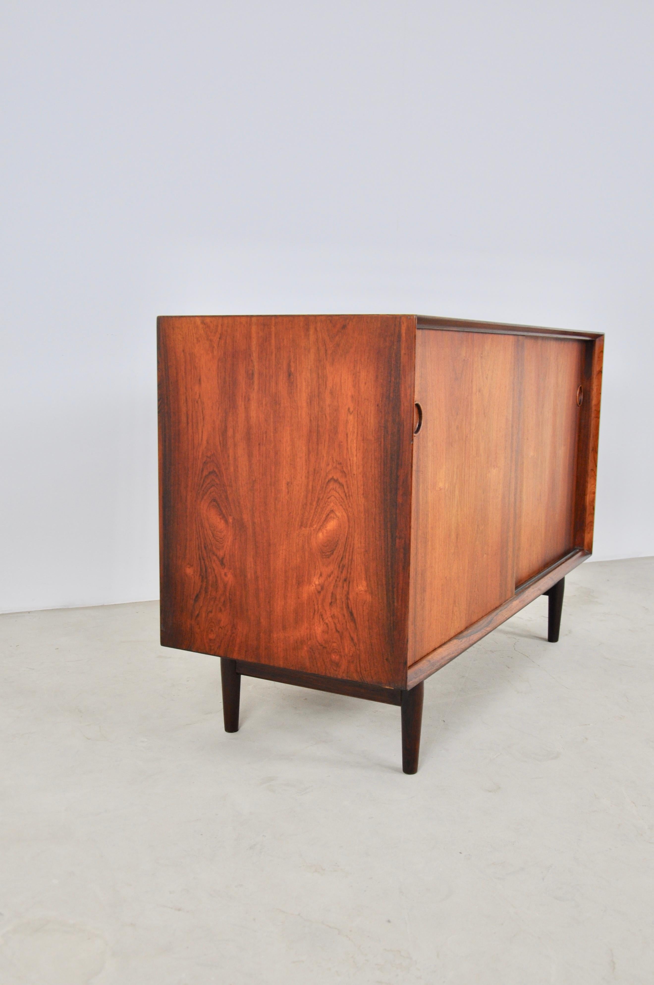 Sideboard composed of two sliding doors and 3 adjustable boards. Wear due to time and age of the sideboard. 2 wear on the shelf (see pictures).