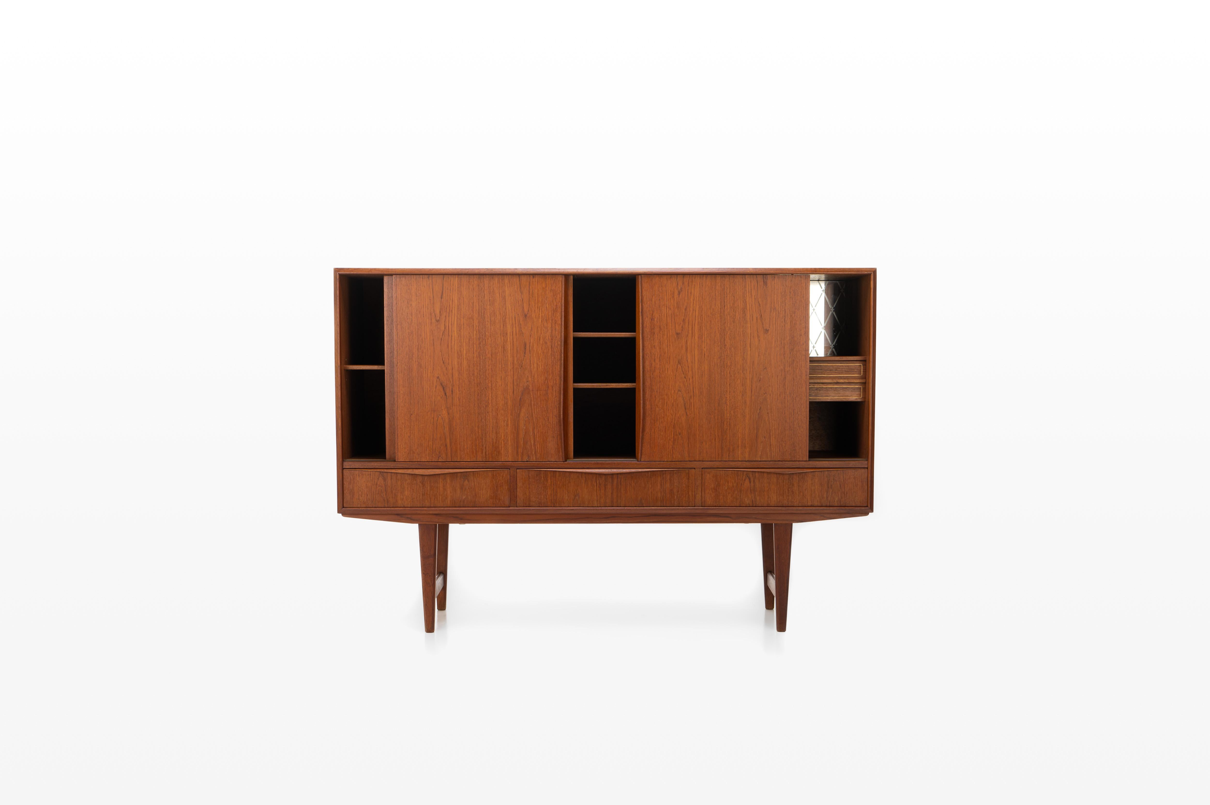 Beautiful Danish sideboard in teak designed by EW Bach for Sejling Skabe in the 60s. There are three sliding doors, lots of storage space and a bar area.