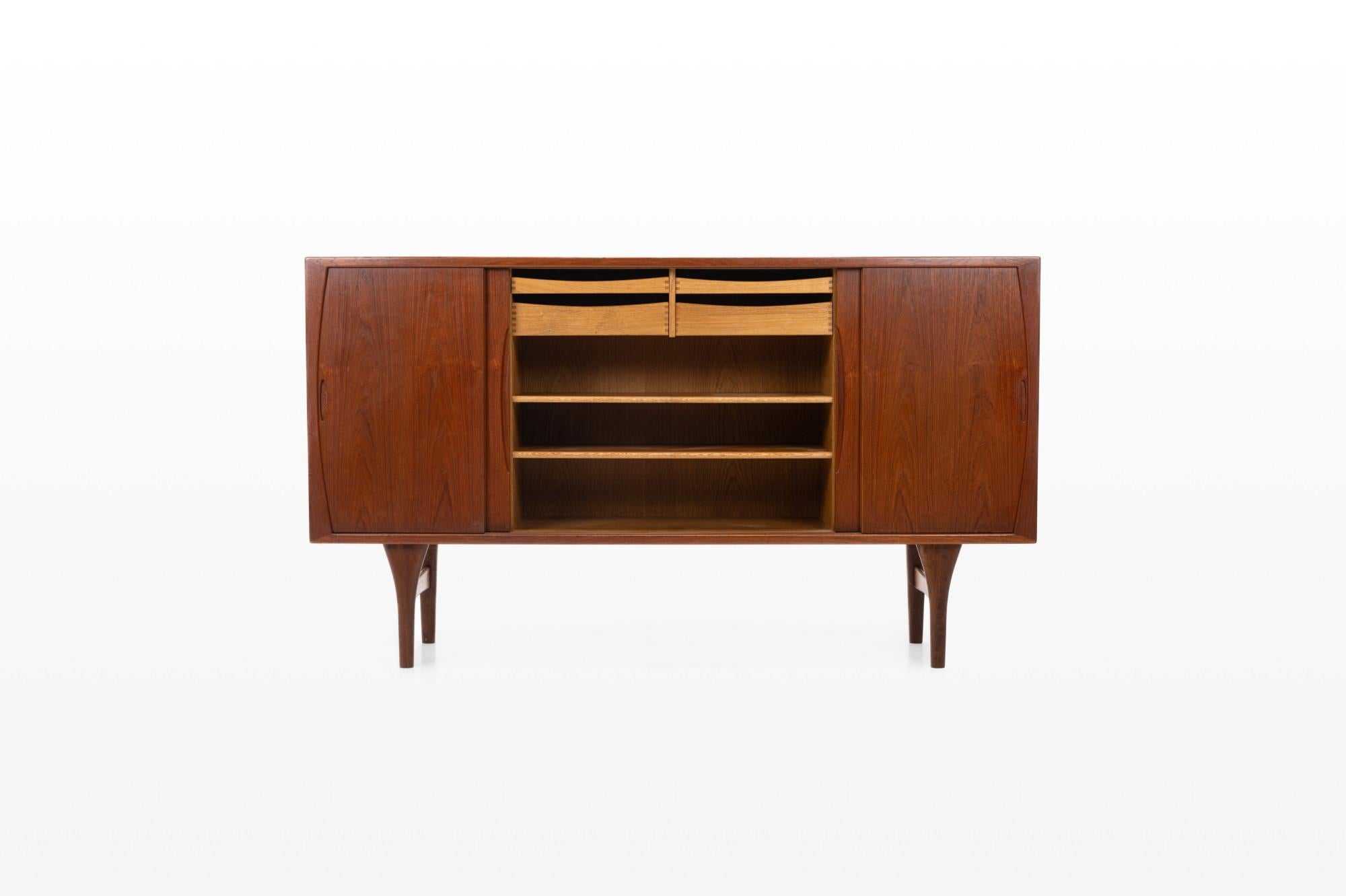 Beautiful sideboard designed by Henning Kjærnulf for Bruno Hansen. It has been produced in the 1960s in Denmark. This sideboard is finished in teak on the outside and oak on the inside, very high quality.

Dimensions:
W: 200 cm
D: 44 cm
H: 114 cm
