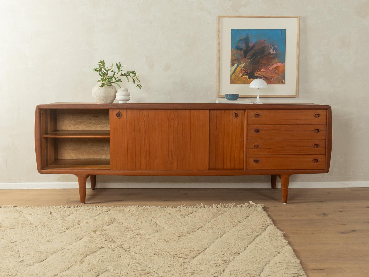 Rara credenza degli anni '60 di H. A. Hansen. Corpus di alta qualità in impiallacciatura di teak con due ante scorrevoli, quattro cassetti, due ripiani e piedi a forma di sigaro.

Caratteristiche di qualità:
design accurato: proporzioni perfette e