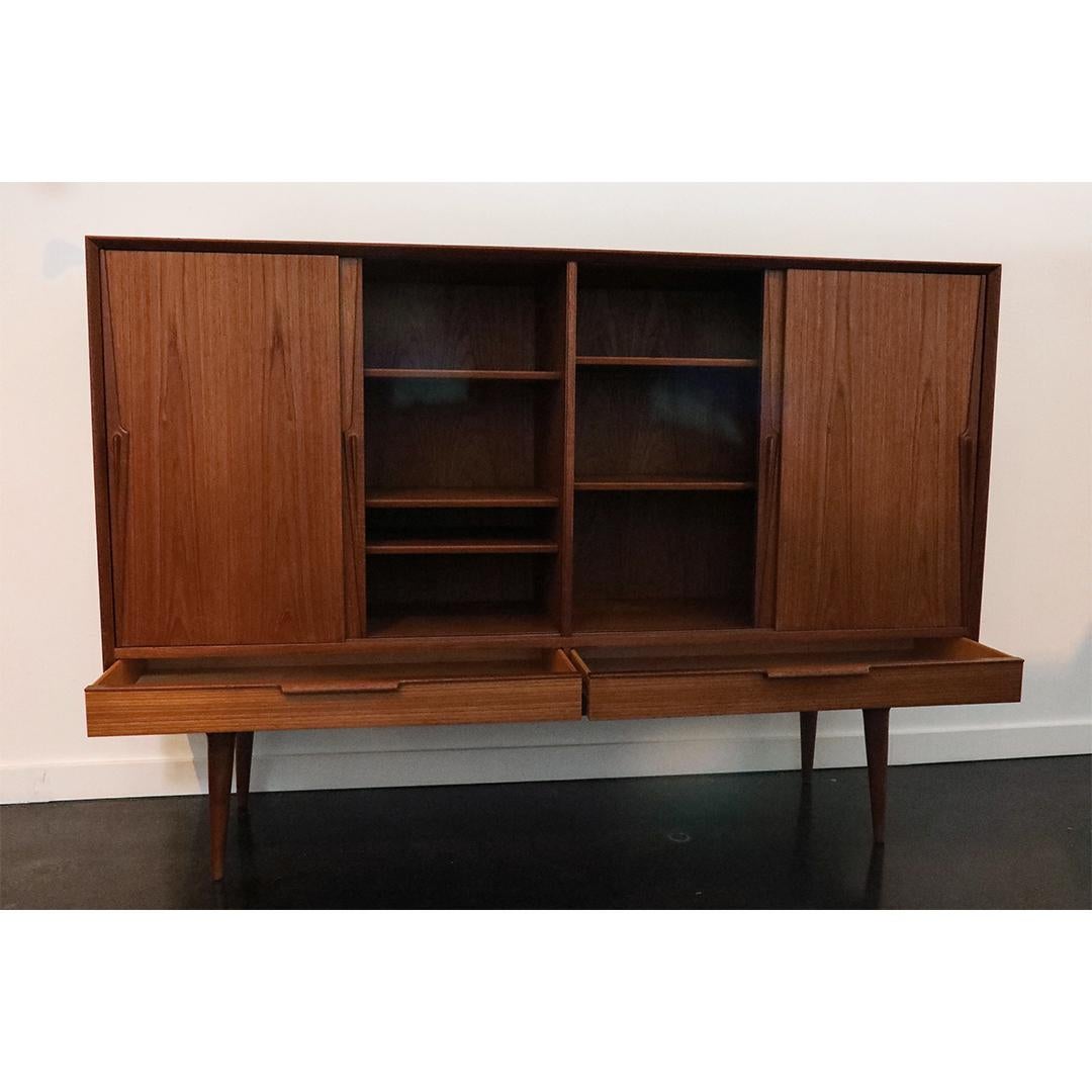Dieses Sideboard aus Teakholz, das in Dänemark von der Omann Jun Møbelfabrik hergestellt wird, ist ein Beispiel für die raffinierte Handwerkskunst des Designs der Jahrhundertmitte. Das von Gunni Omann entworfene Stück zeichnet sich durch klare