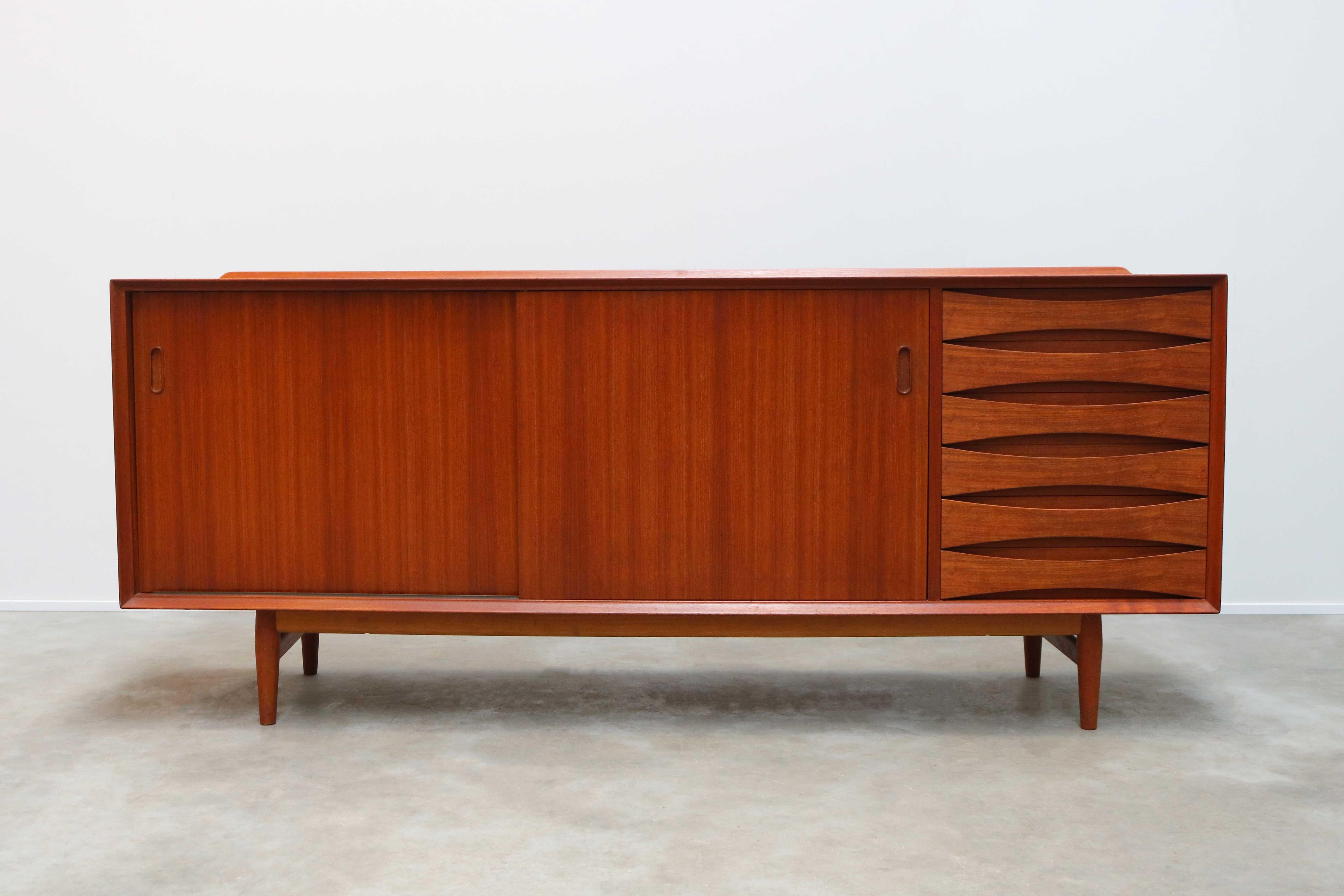 Wonderful Danish design sideboard model: OS29 by Arne Vodder for Sibast Mobler in the 1950s. World famous for winning at the 1958 Triennale design award. The sideboard has 6 drawers and multiple adjustable shelves behind 2 sliding doors. The entire