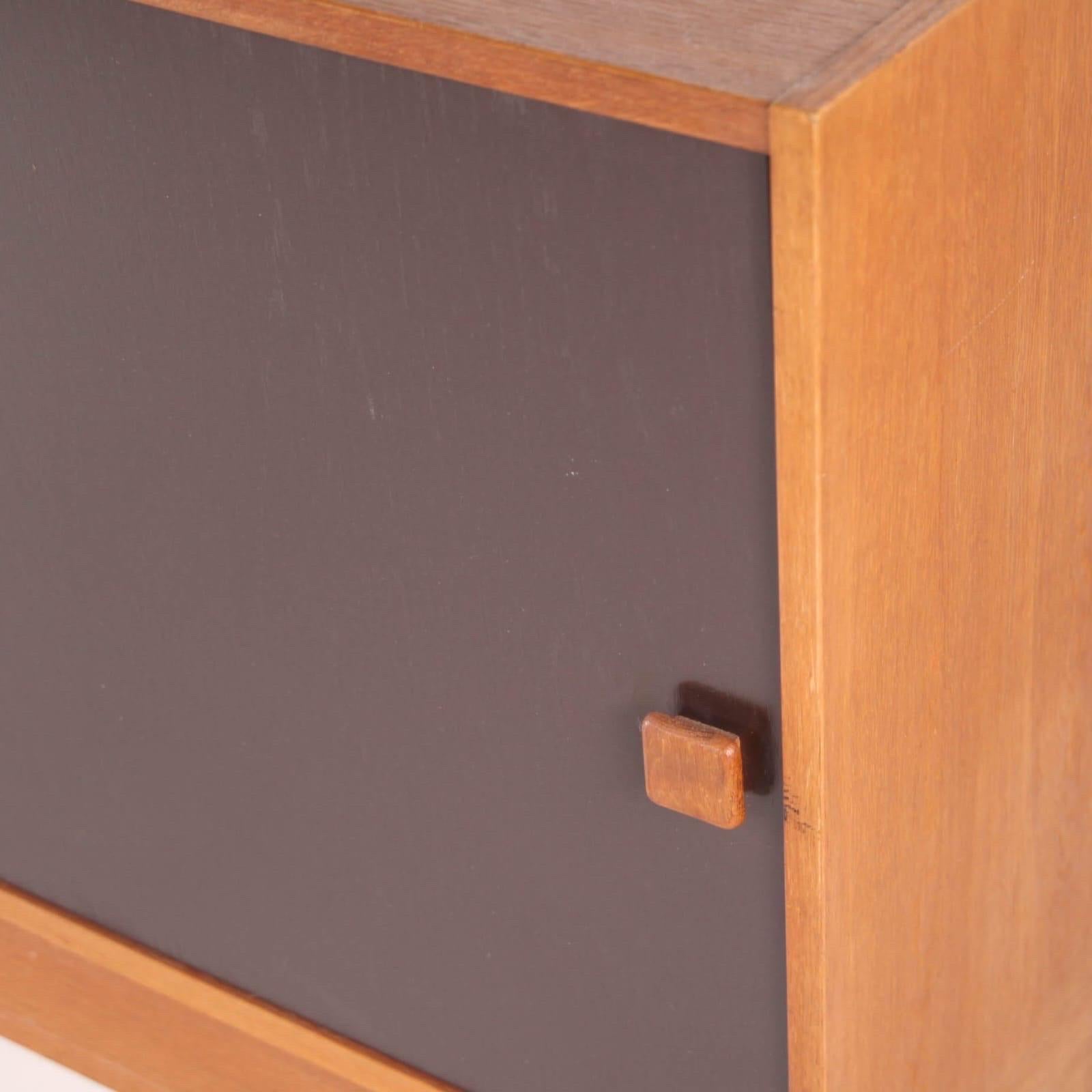 Lovely little danish sideboard from the seventies with 4 drawers and one sliding doors.
2 patinas, tiny dimensions. Original sticker.
Great quality and condition. 