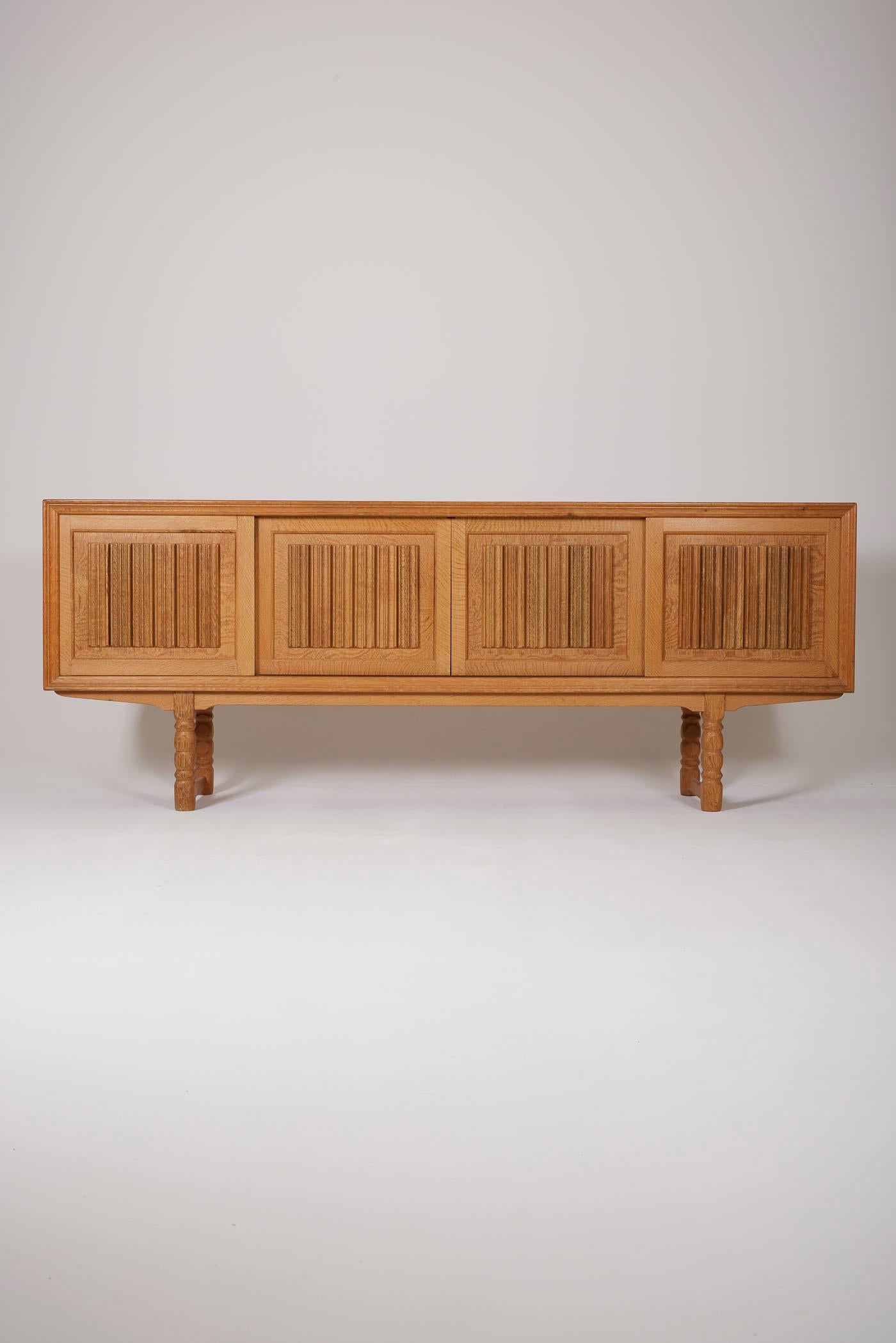 Danish solid wood sideboard with turned wooden legs, from the 1960s. Sideboard with 4 sliding doors. In perfect condition.
DV302