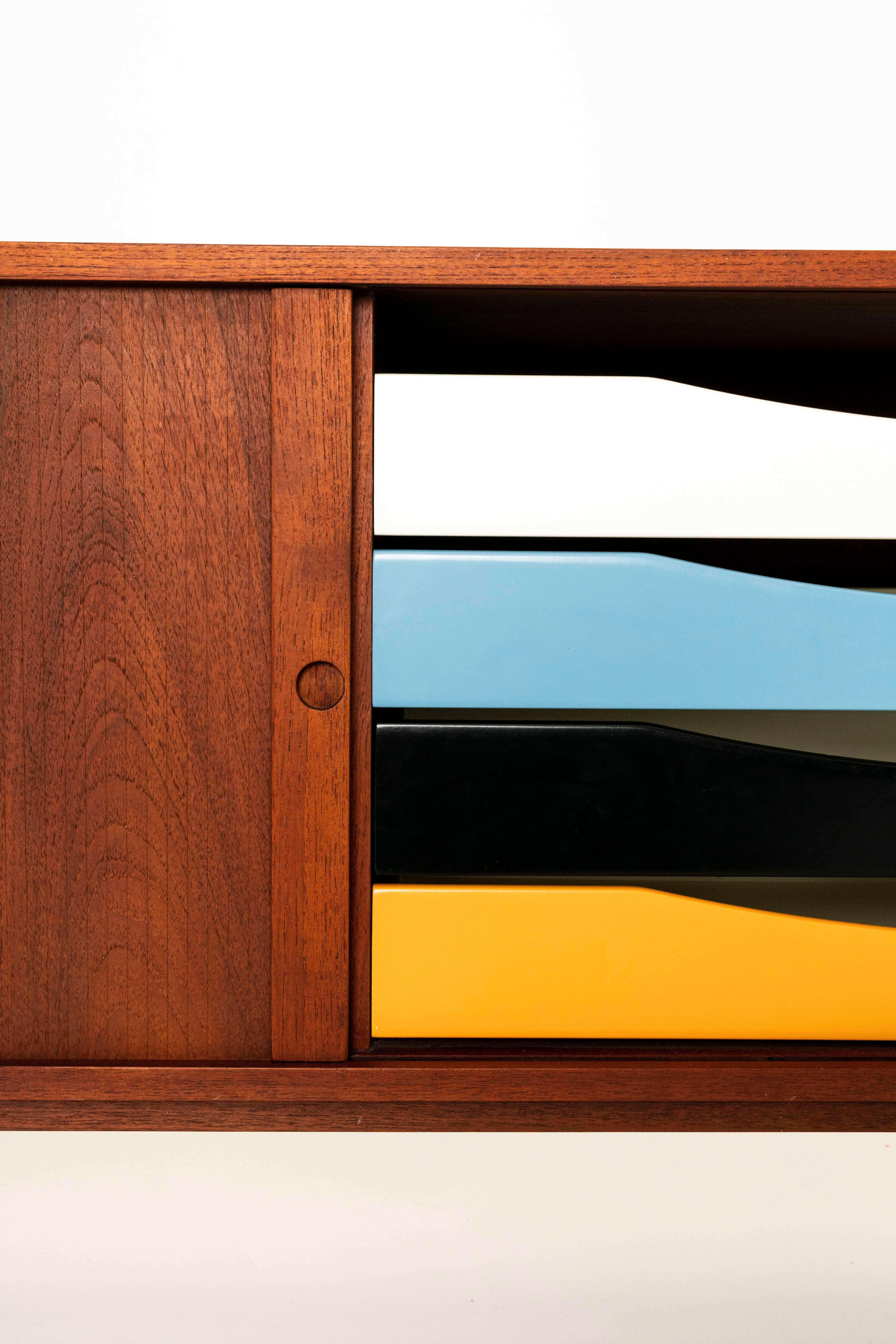 Dänisches Sideboard aus Teakholz von Bruno Hansen mit farbigen Schubladen im Angebot 7
