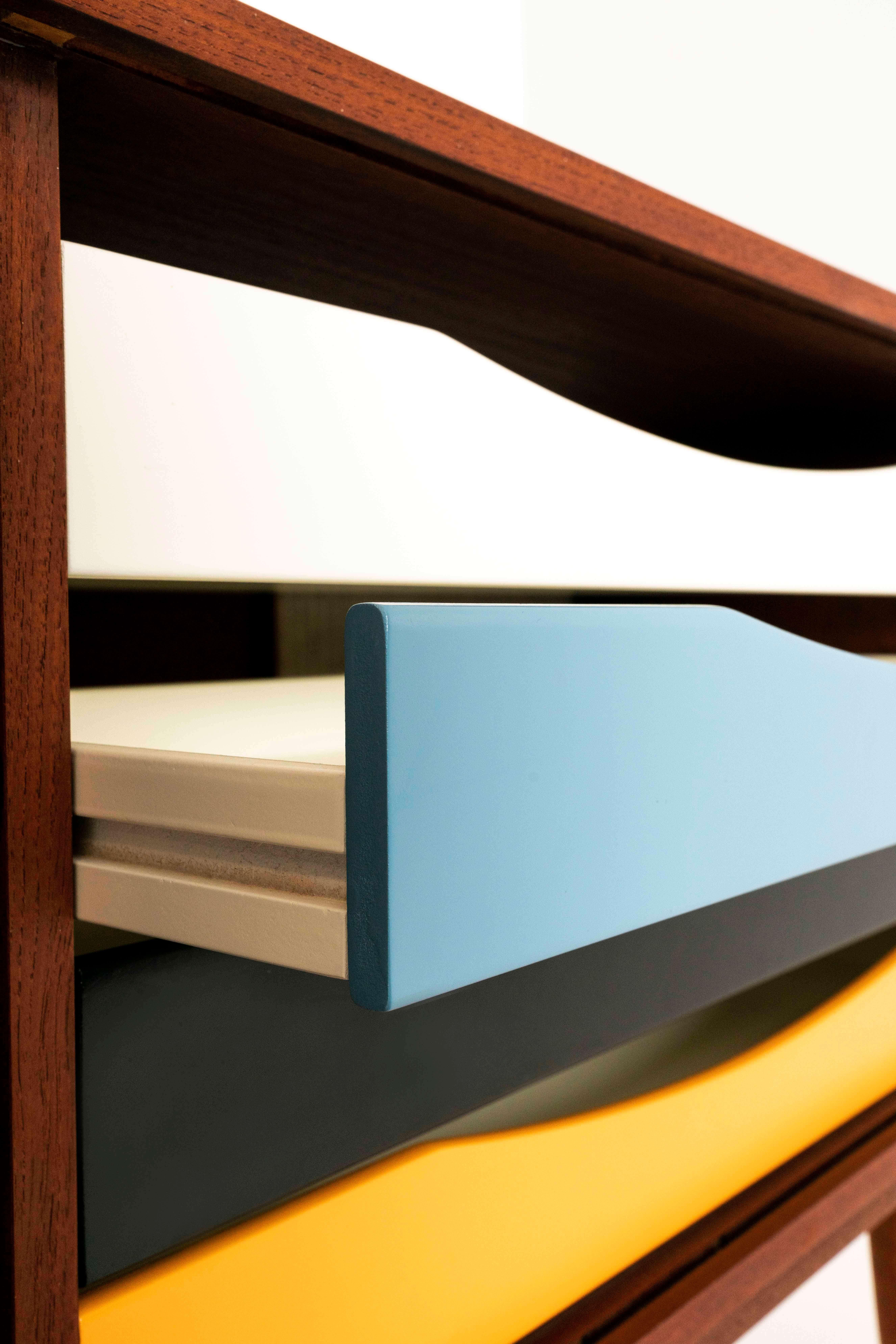 Credenza danese in teak di Bruno Hansen con cassetti colorati in vendita 6