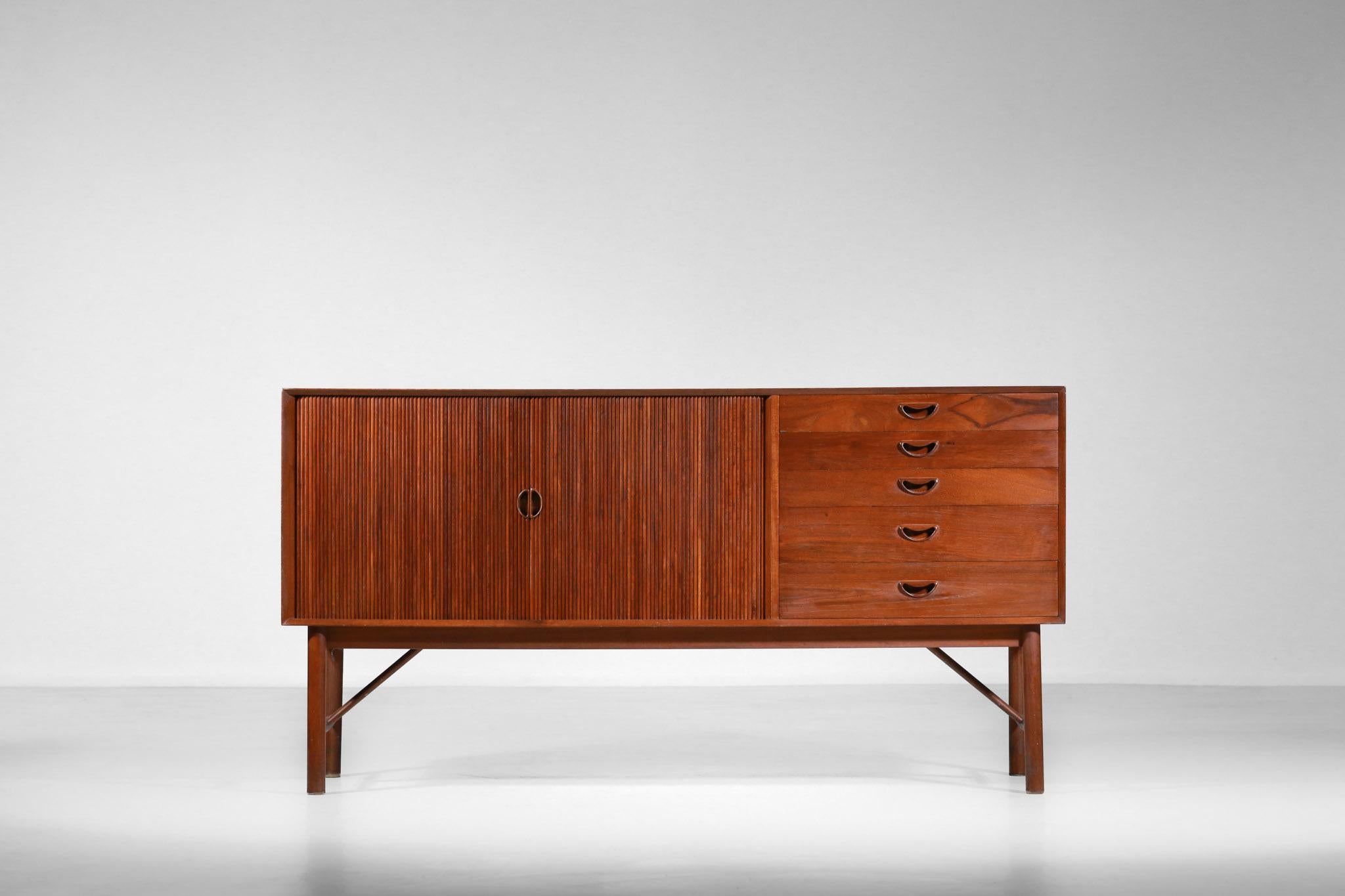Danish sideboard from the 1960s designed by Scandinavian designers Peter Hvidt and Orla Molgaard.
Solid golden teak wood structure with a beautiful straight tail assembly.
This sideboard consists of a column of four drawers on the right-hand side