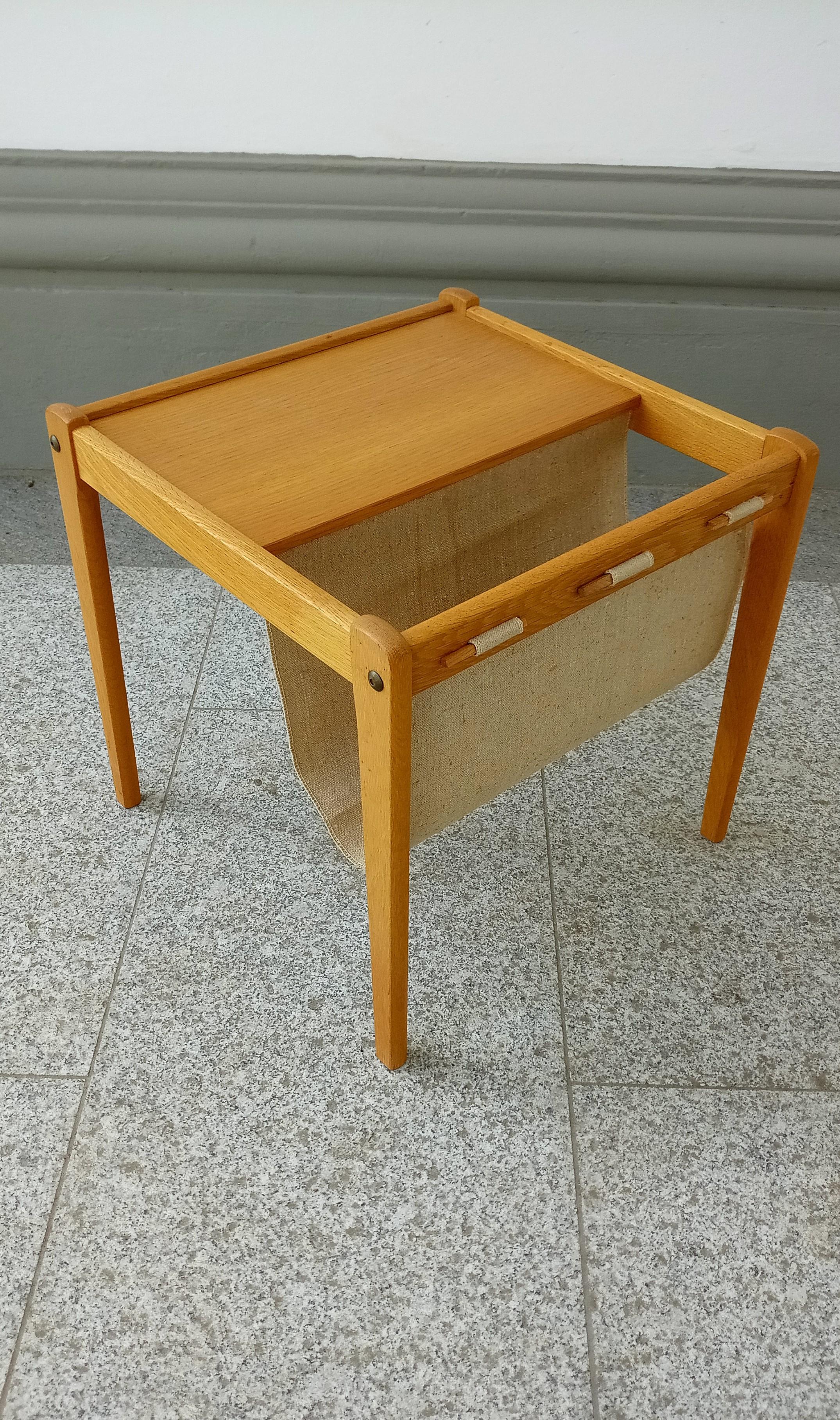 Decorative and practical sidetable in birch and canvas from BRDR Furbo.
The furniture is in a good used condition. One small spot in the canvas.
