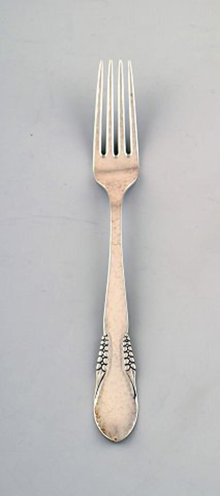 Danish silver (0.830), 12 dinner forks.
Stamped: CFH: Christian Fr. Heise, 1920s-1930s.
In very good condition.
Measures 18 cm.