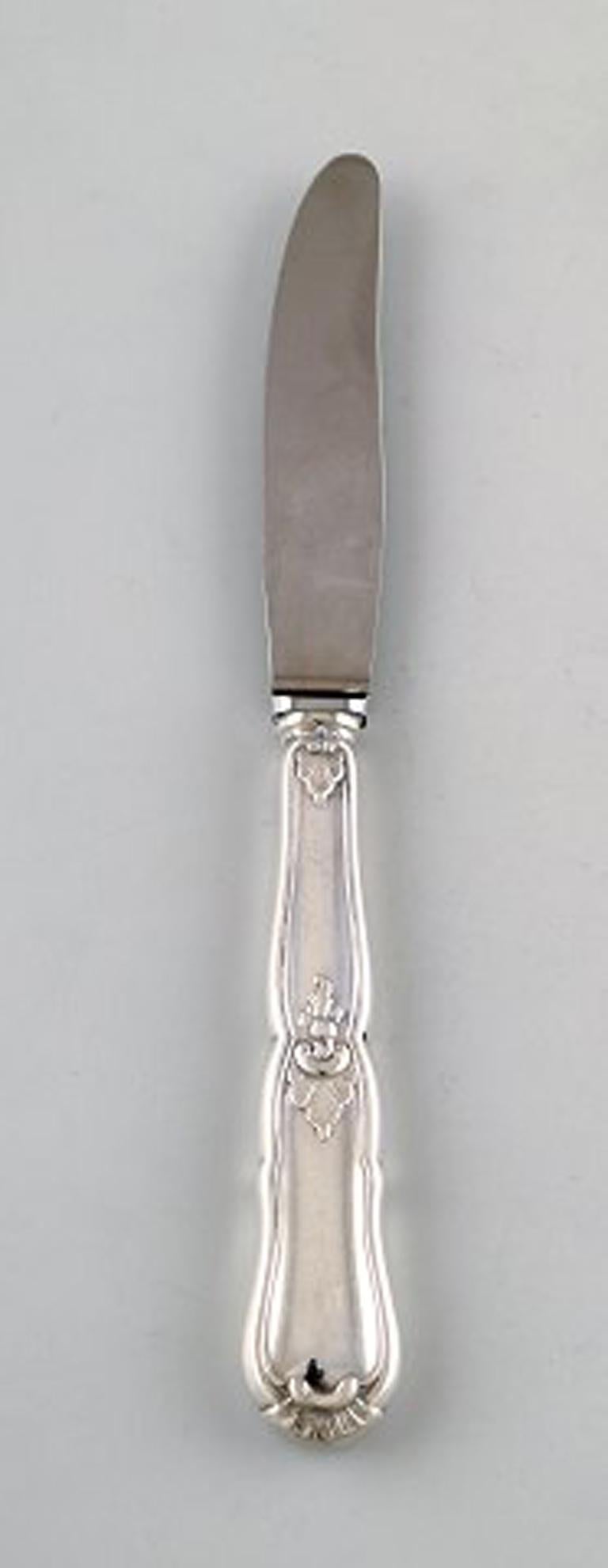 Dänisches Silber 830. 3 Obstmesser, um 1930.
In sehr gutem Zustand.
Gestempelt: 830S, PF.
Maße: 18,5 cm.